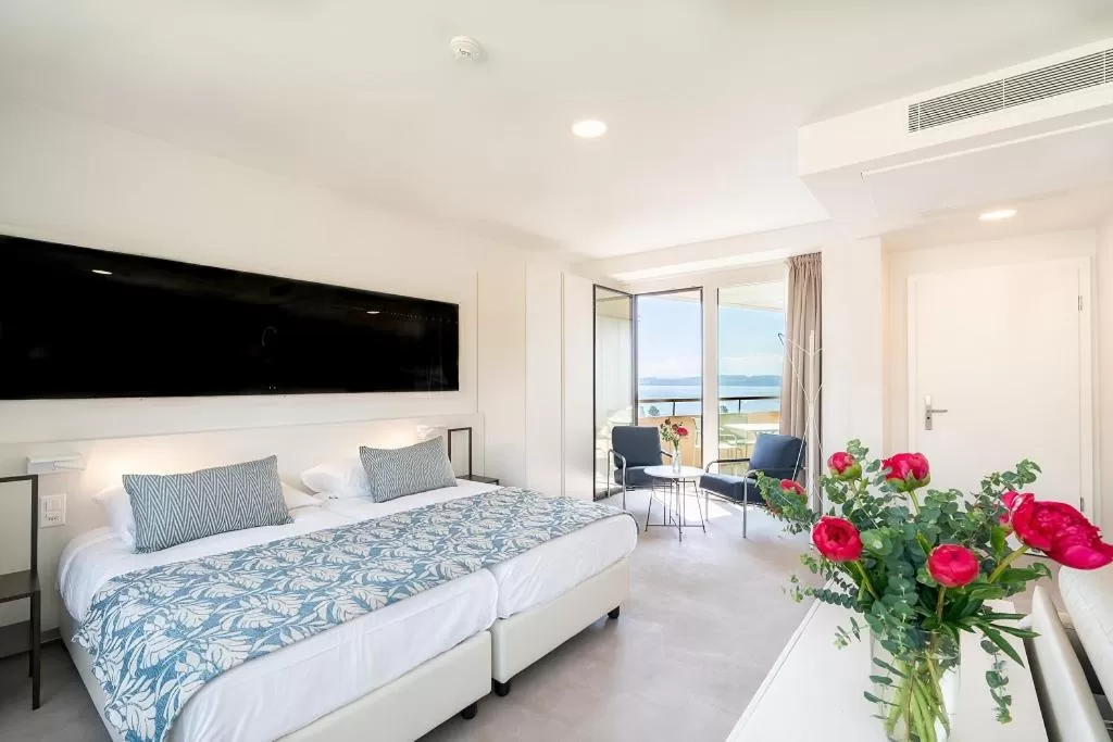 Lake view, Bed in Hôtel Alpes & Lac