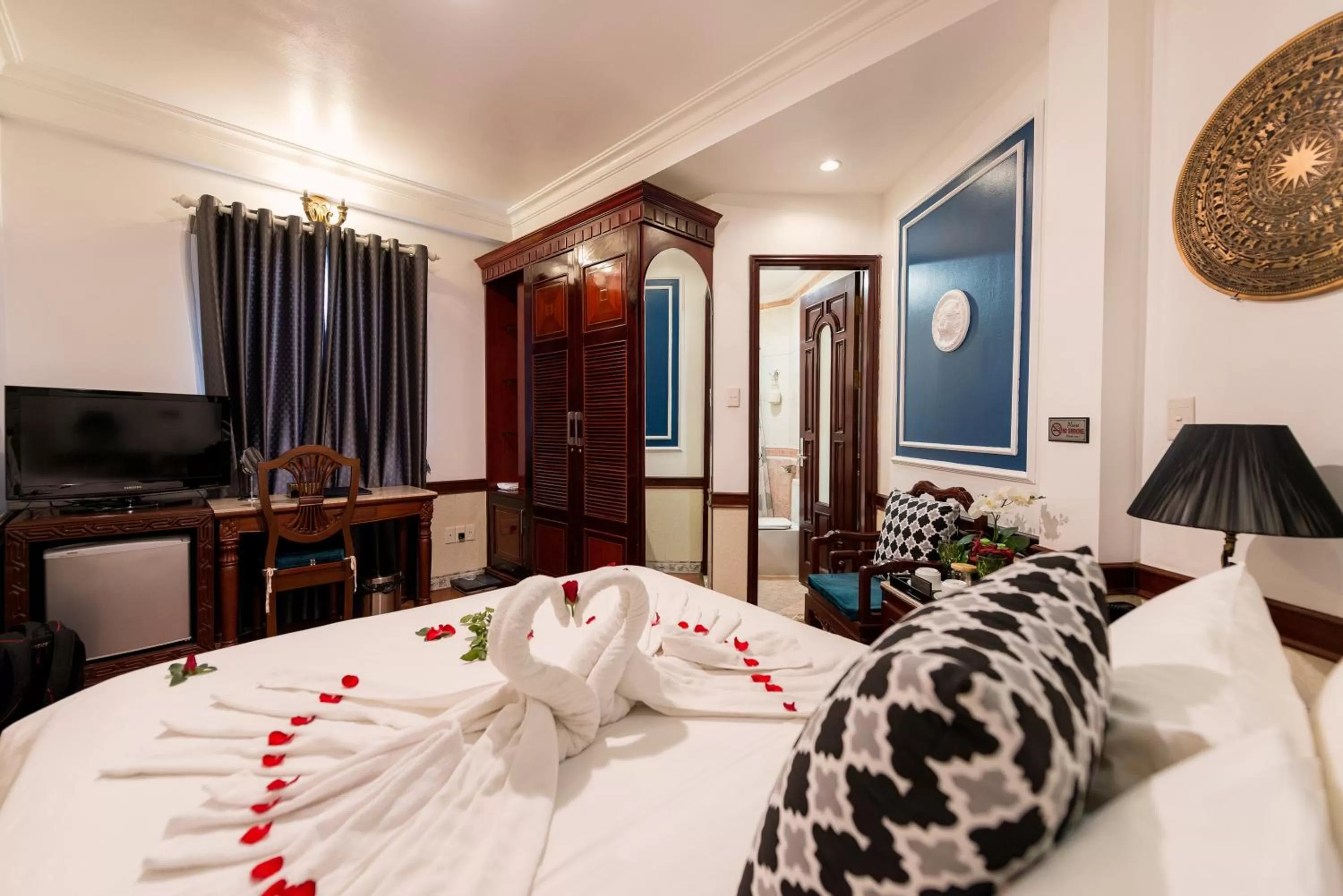 Living room, Bed in Prince II Hotel