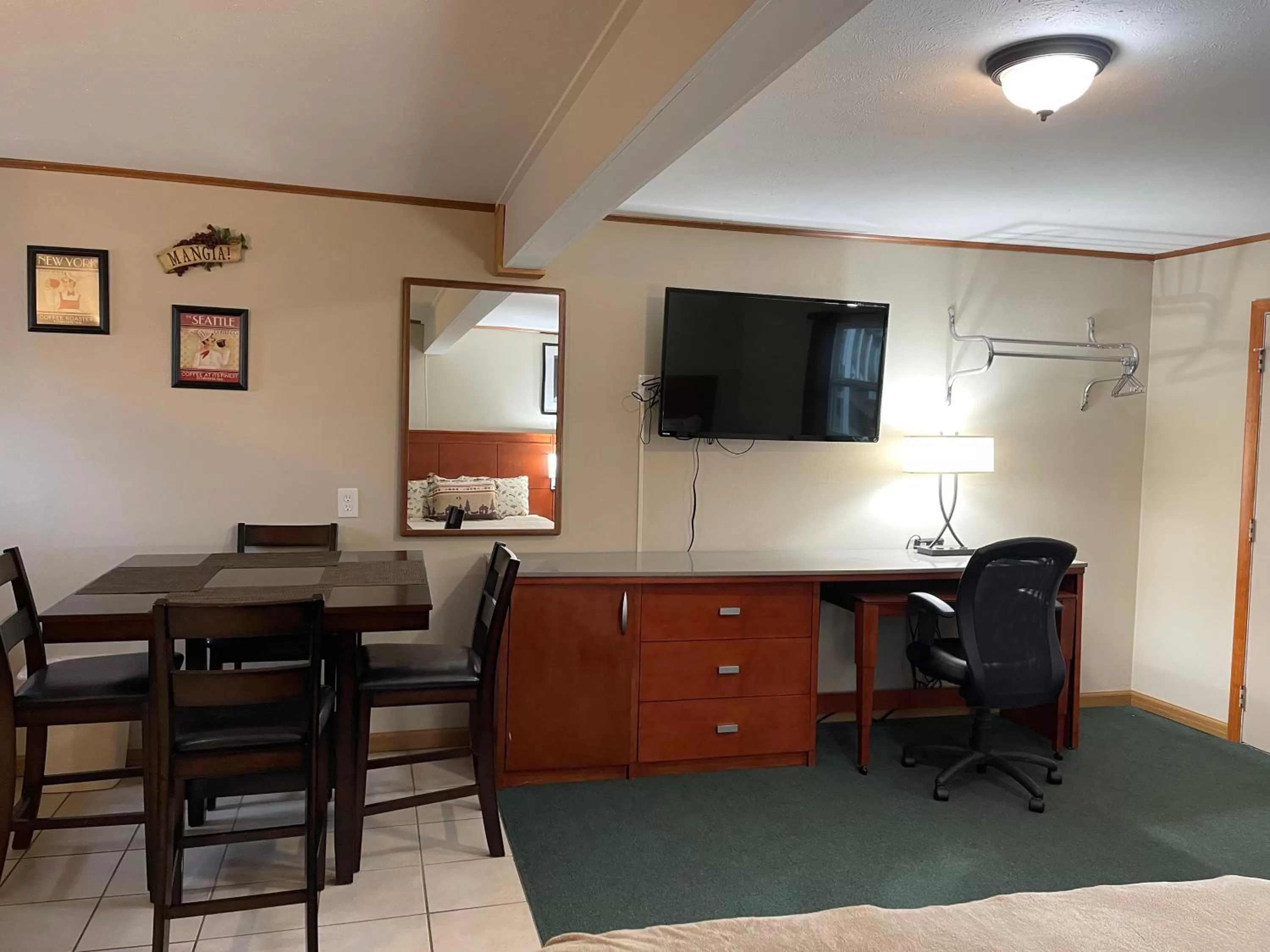 Communal lounge/ TV room in Hunter's Friend Resort near Table Rock Lake