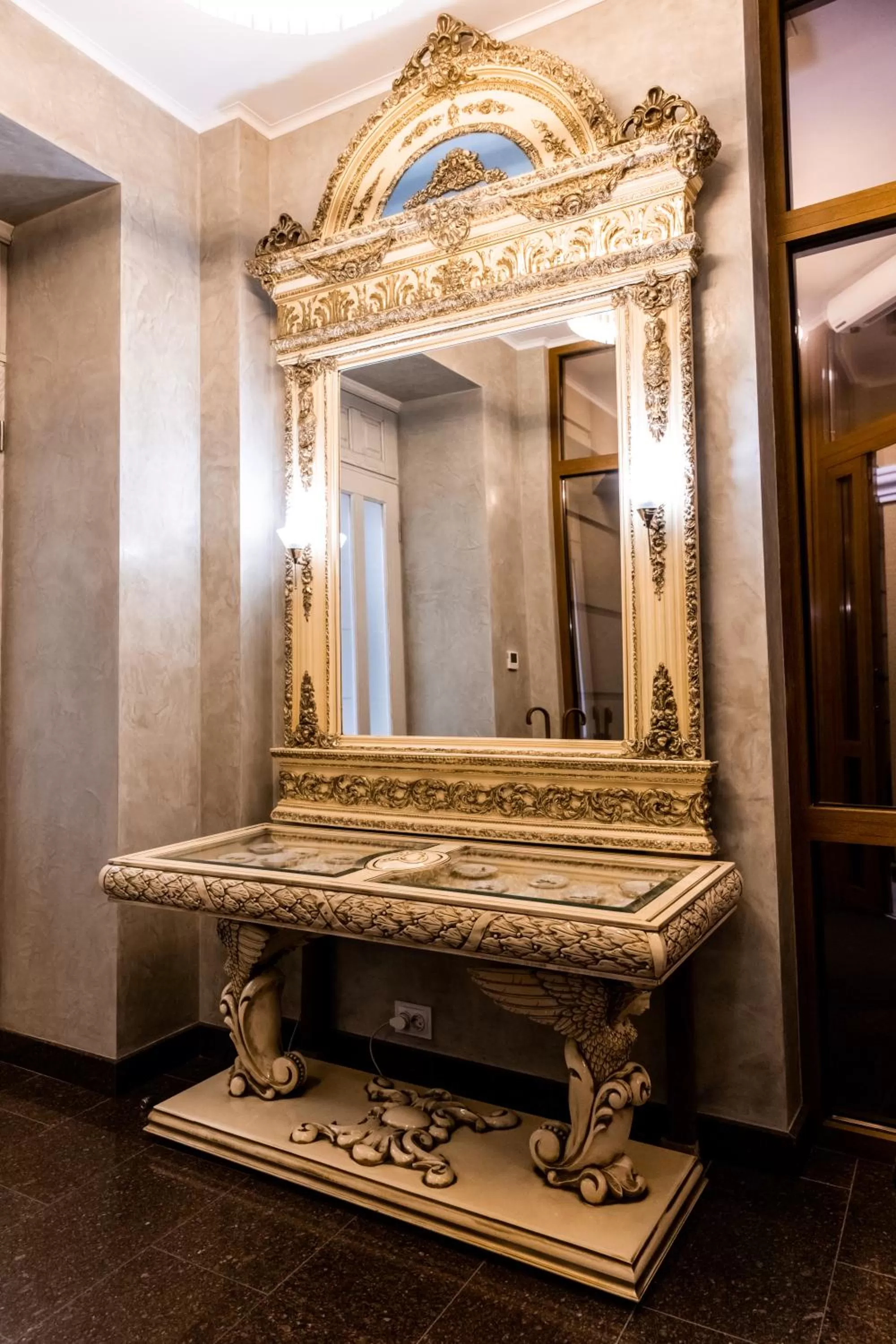 Decorative detail, Bathroom in Hotel "Mandarin Clubhouse"
