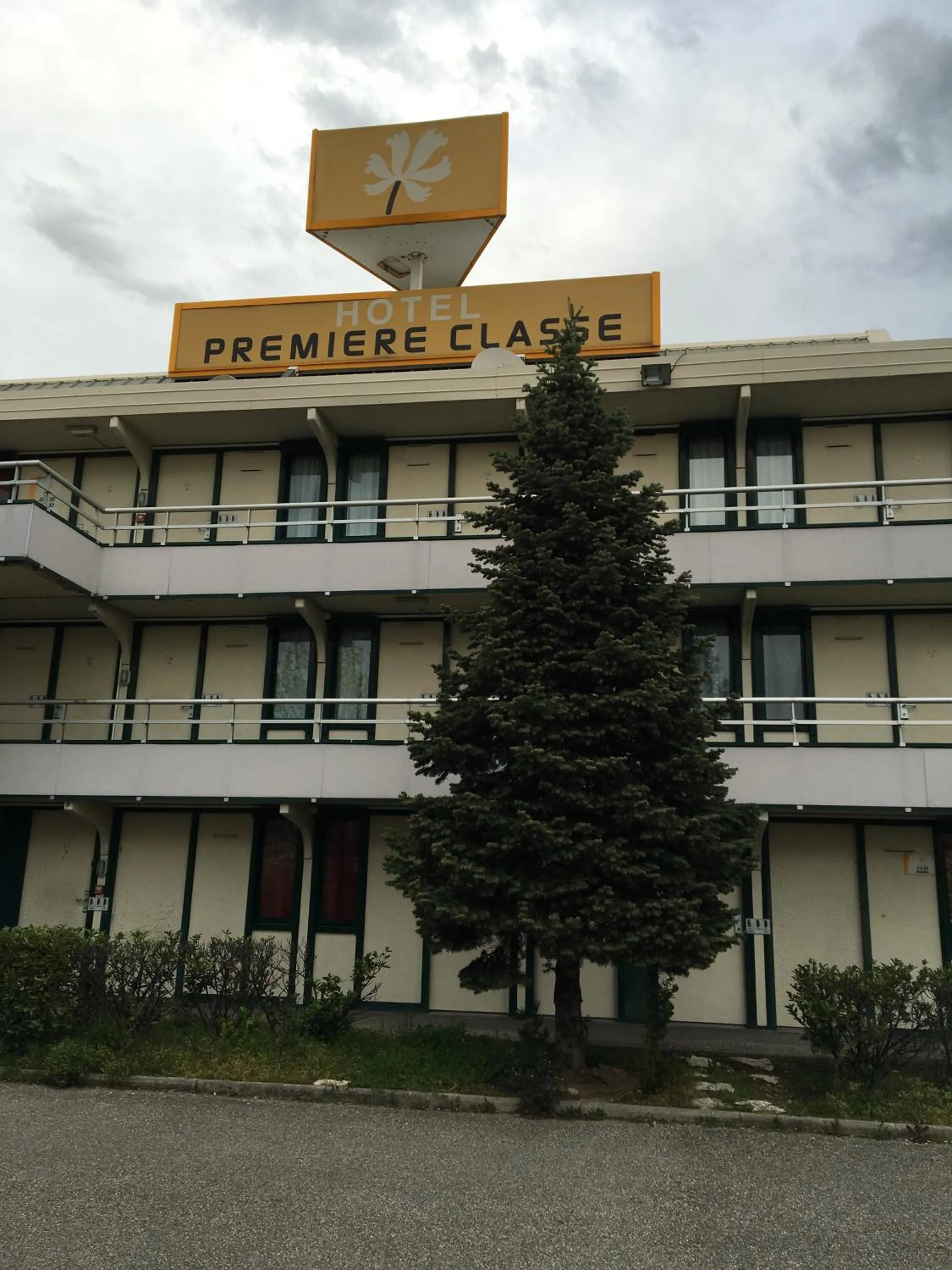 Facade/entrance in Premiere Classe Lyon Sud - Chasse Sur Rhône