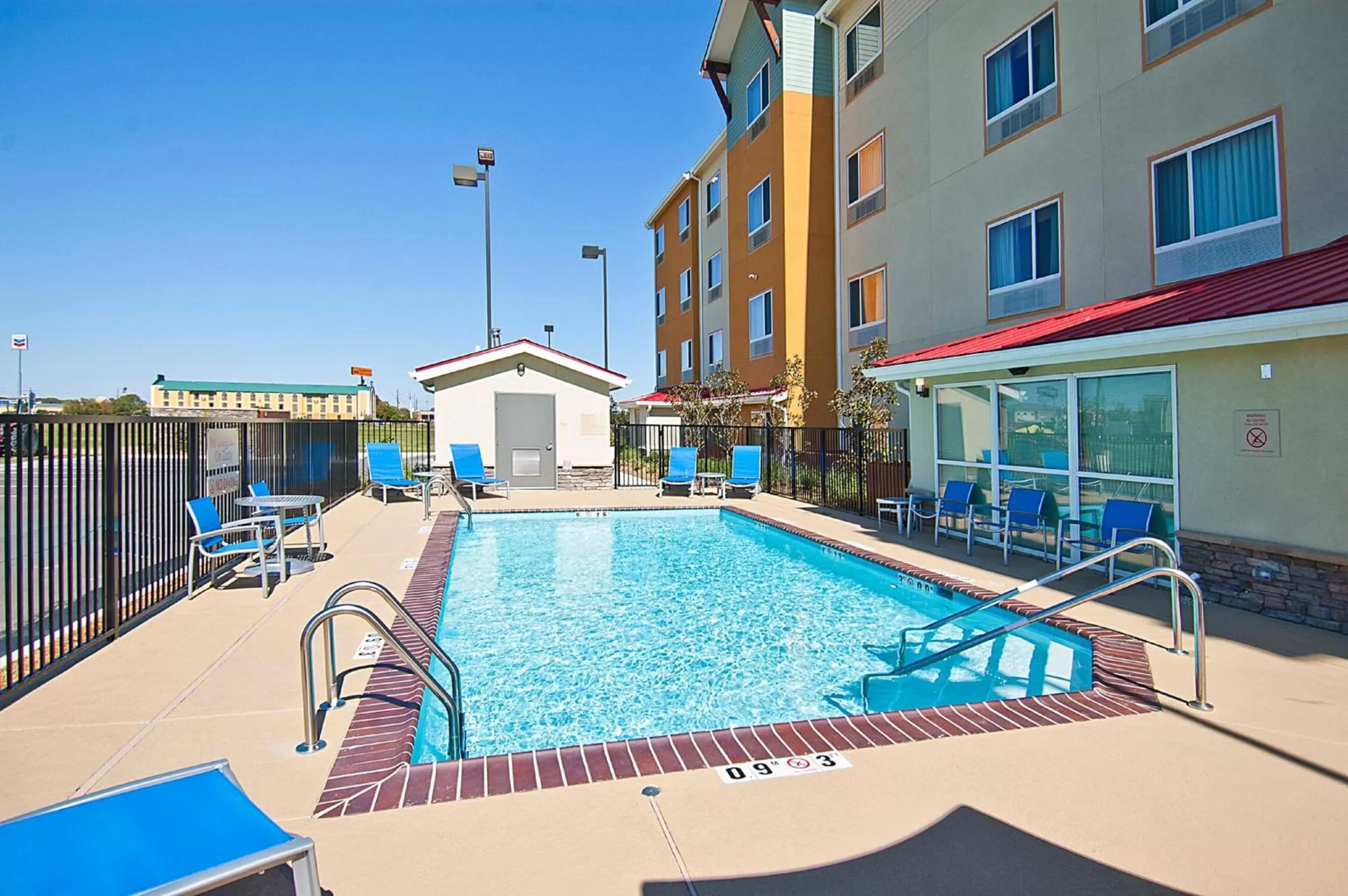 Swimming pool in TownePlace Suites by Marriott Baton Rouge Gonzales