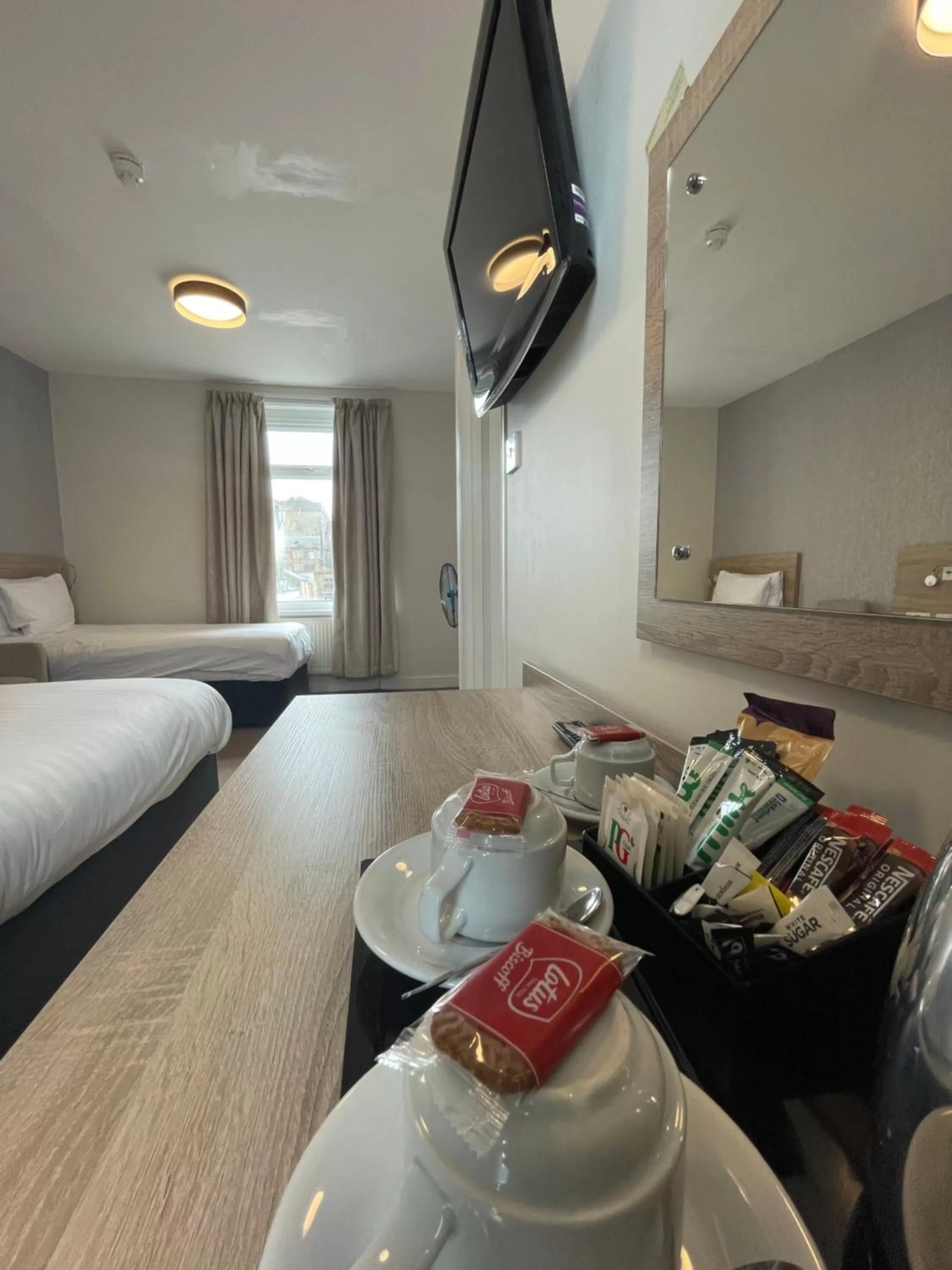 Coffee/tea facilities, Bed in The Clarendon Hotel