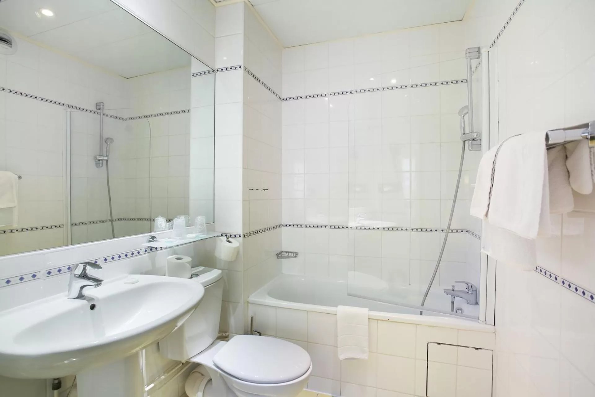 Shower in Hotel Lautrec Opera