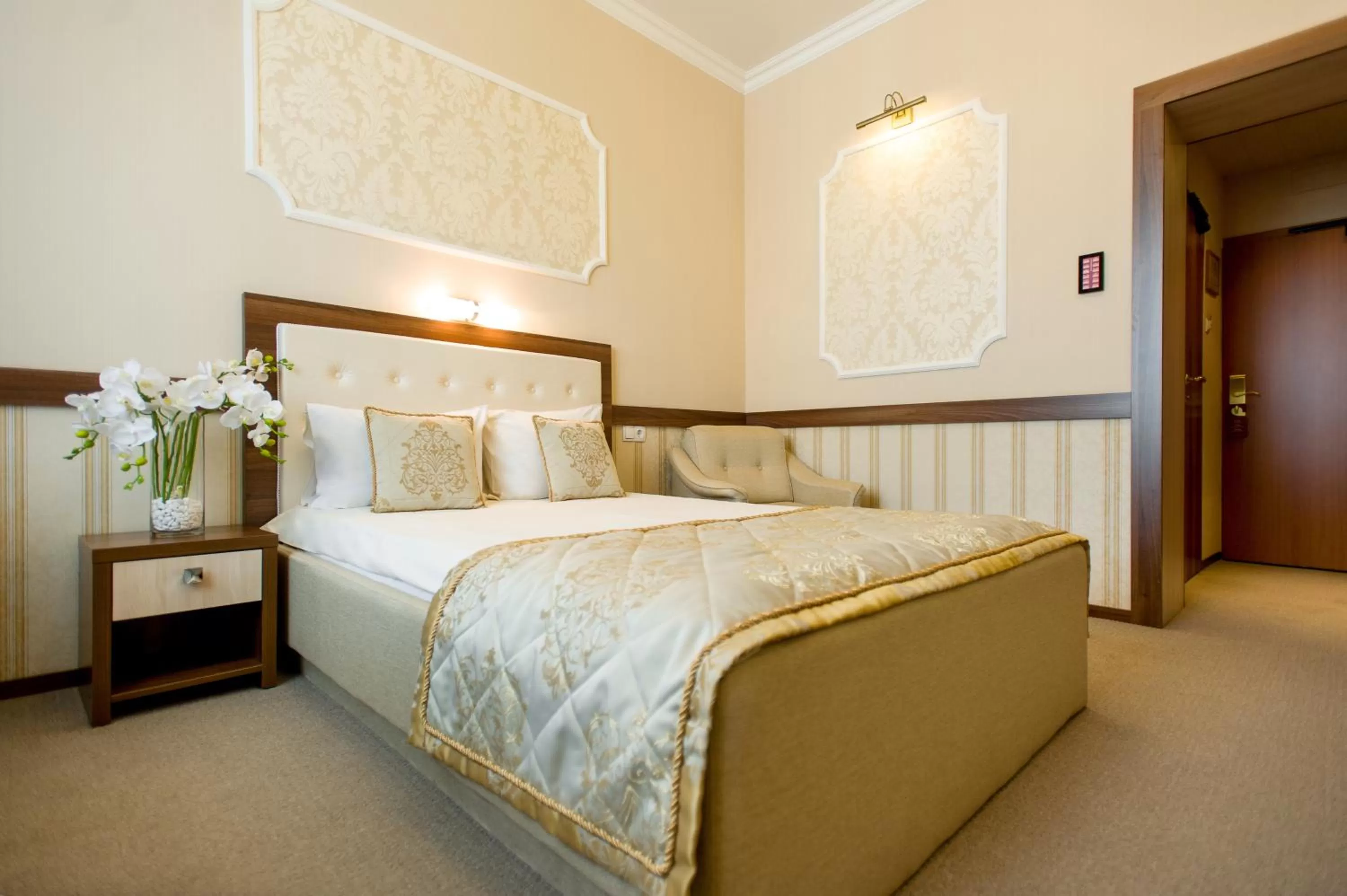 TV and multimedia in Jolly Alon Hotel