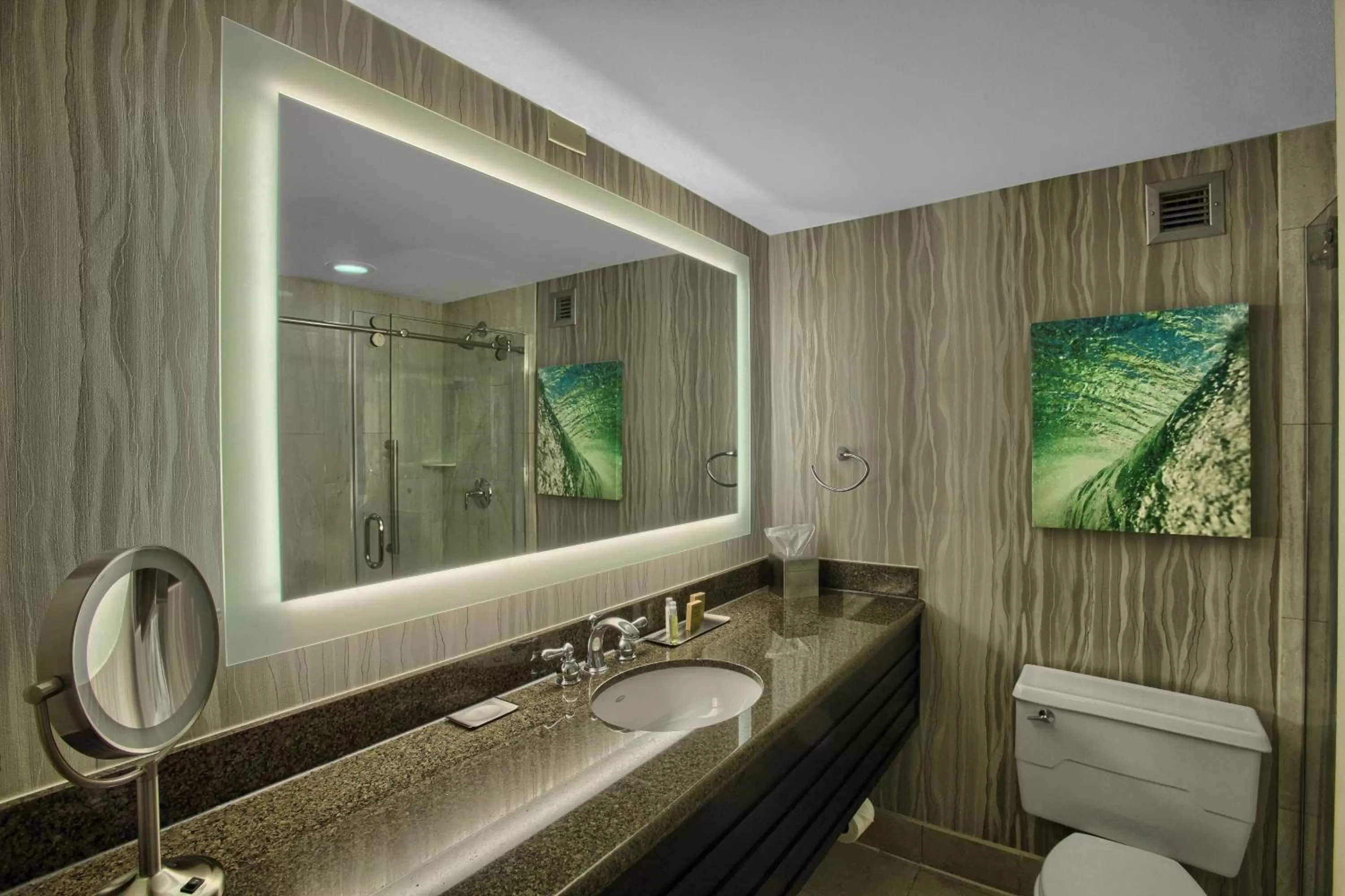 Bathroom in DoubleTree by Hilton at the Entrance to Universal Orlando