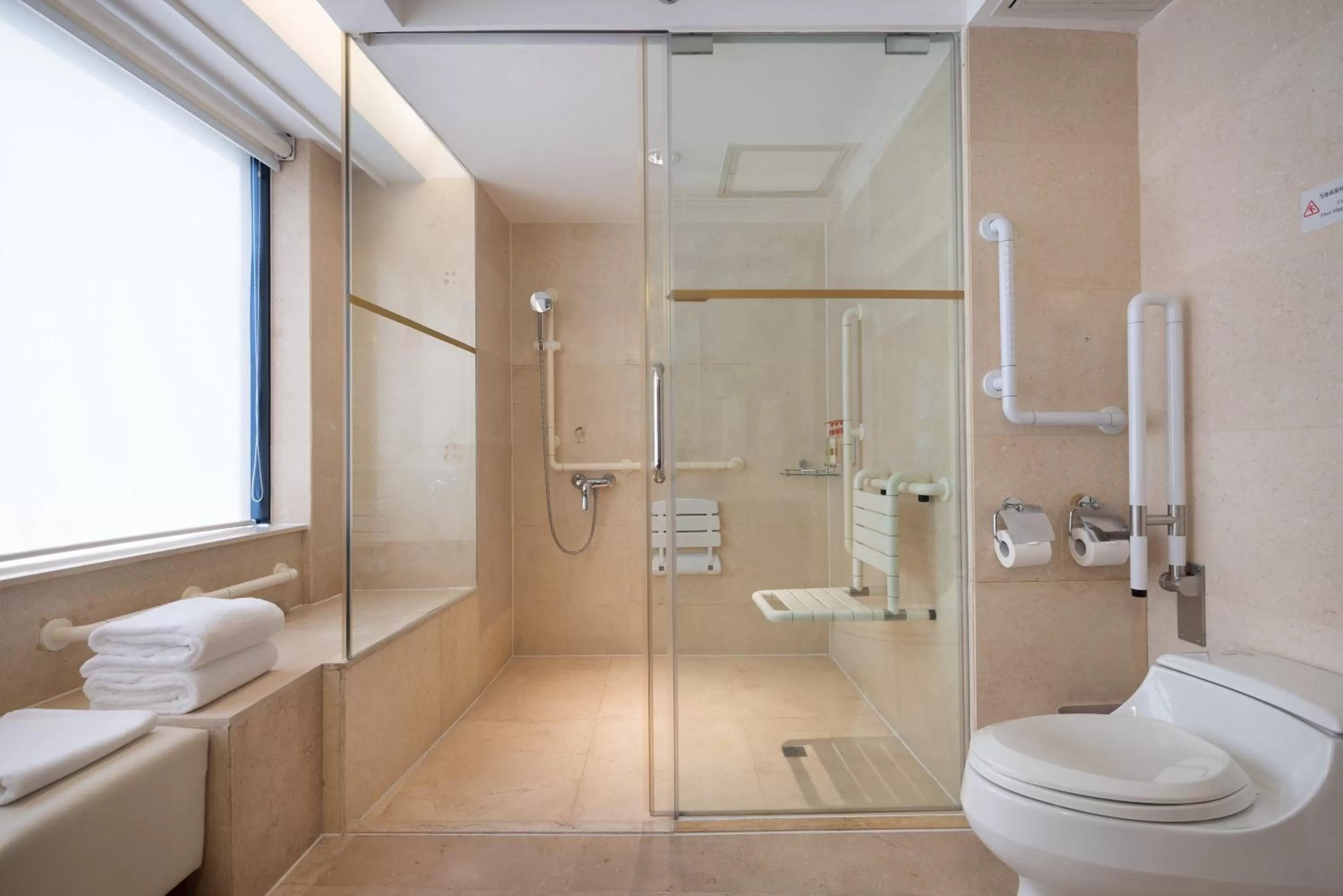 Bathroom in Crowne Plaza Hotel & Suites Landmark Shenzhen, an IHG Hotel - Nearby Luohu Border, Indoor heated swimming pool, Receive RMB100 SPA coupon upon check-in