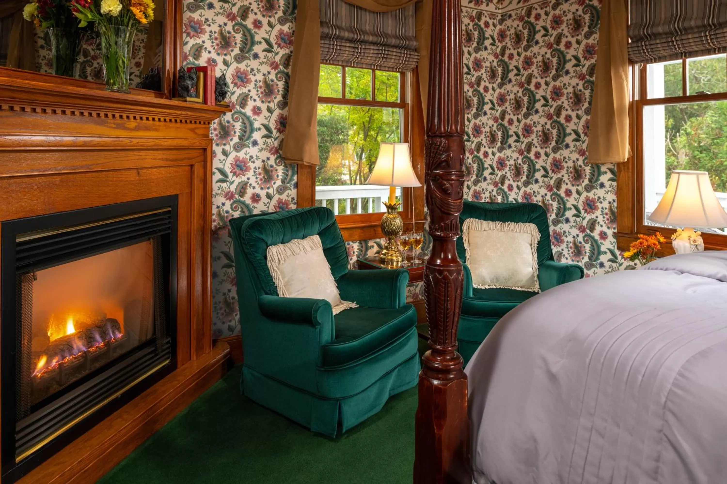 Seating area, Bed in Palmer House Inn