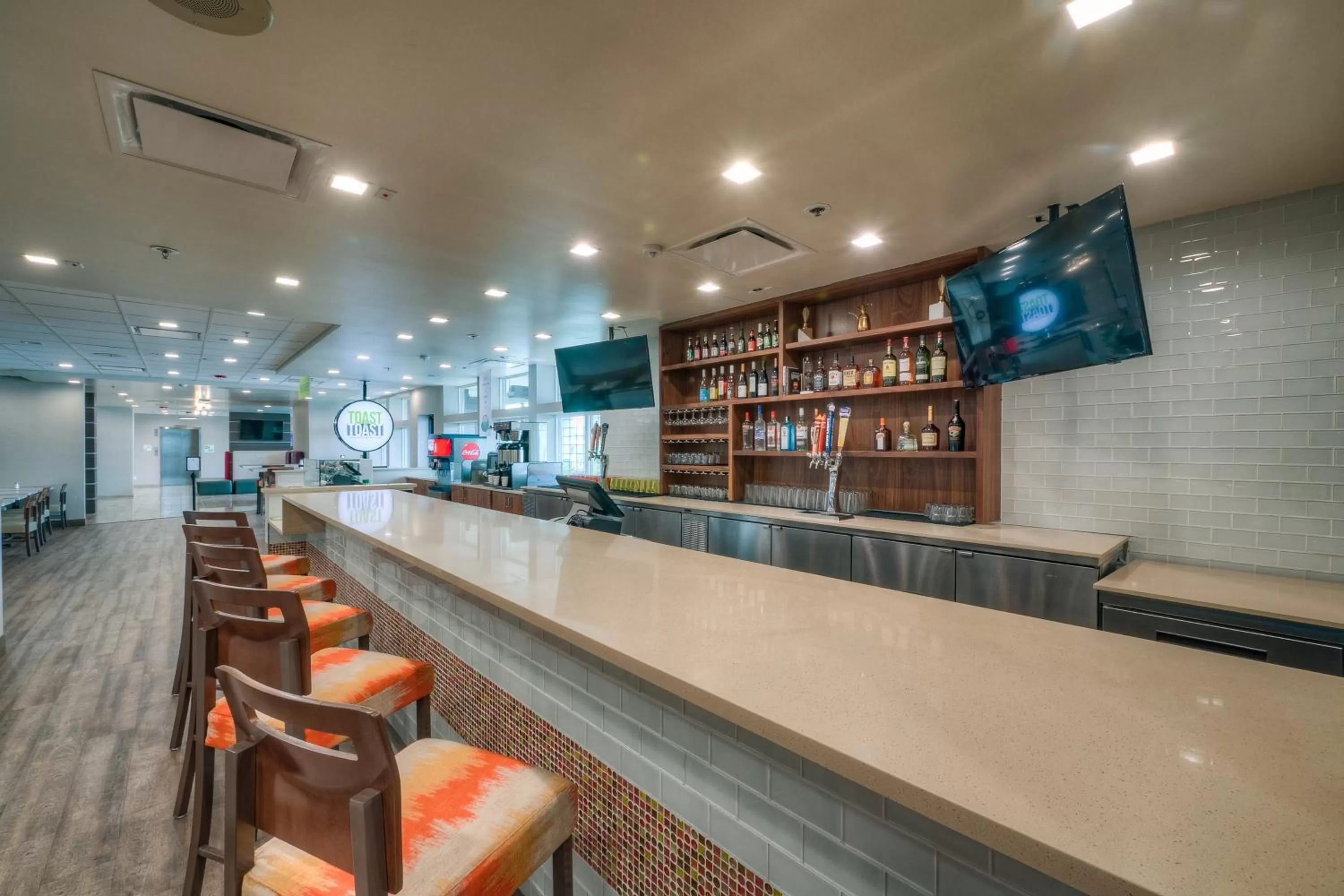 Lounge or bar in Holiday Inn Tacoma Mall by IHG