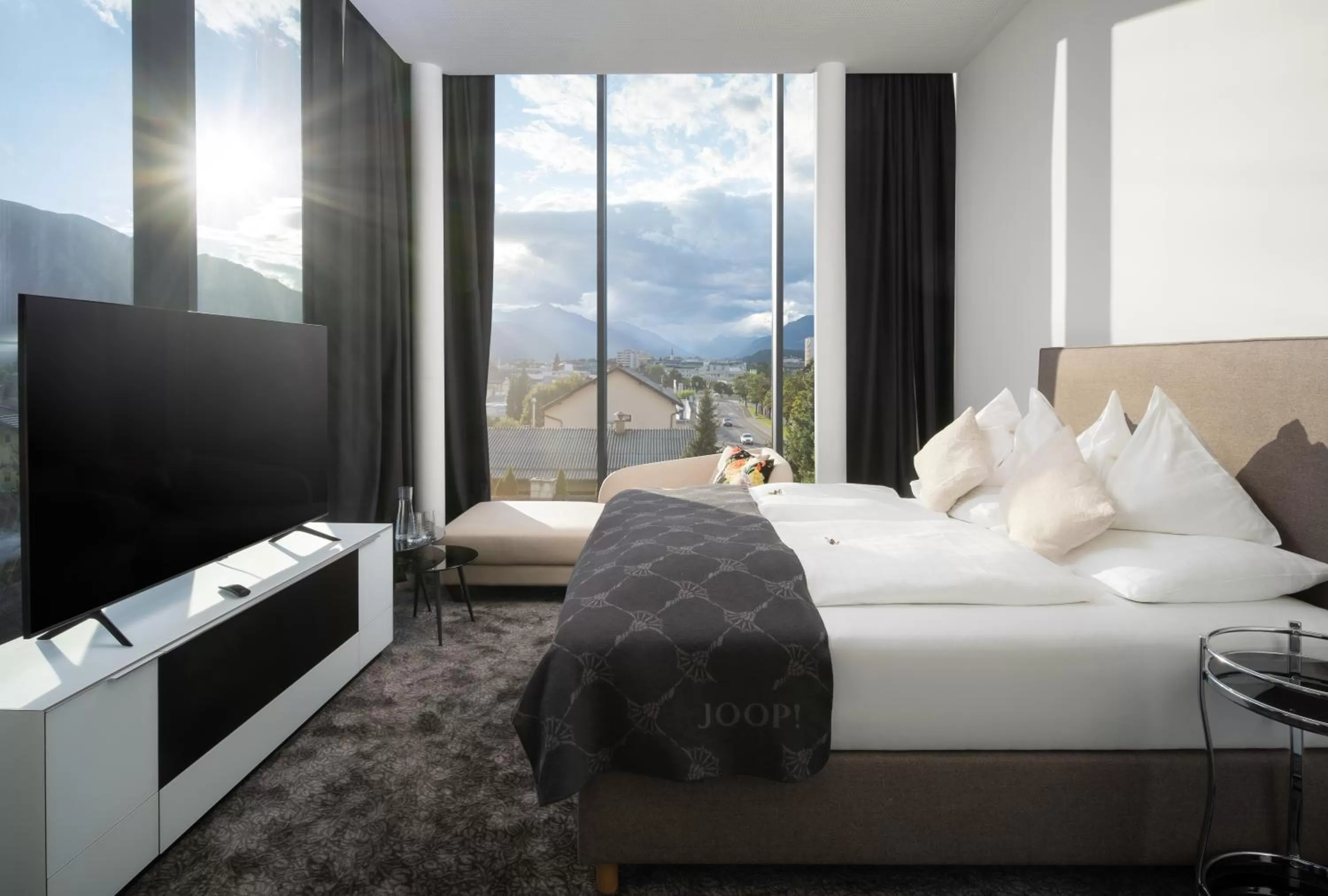 Bedroom, Mountain View in On The Way 24 - Sauna & Golfsimulator inklusive