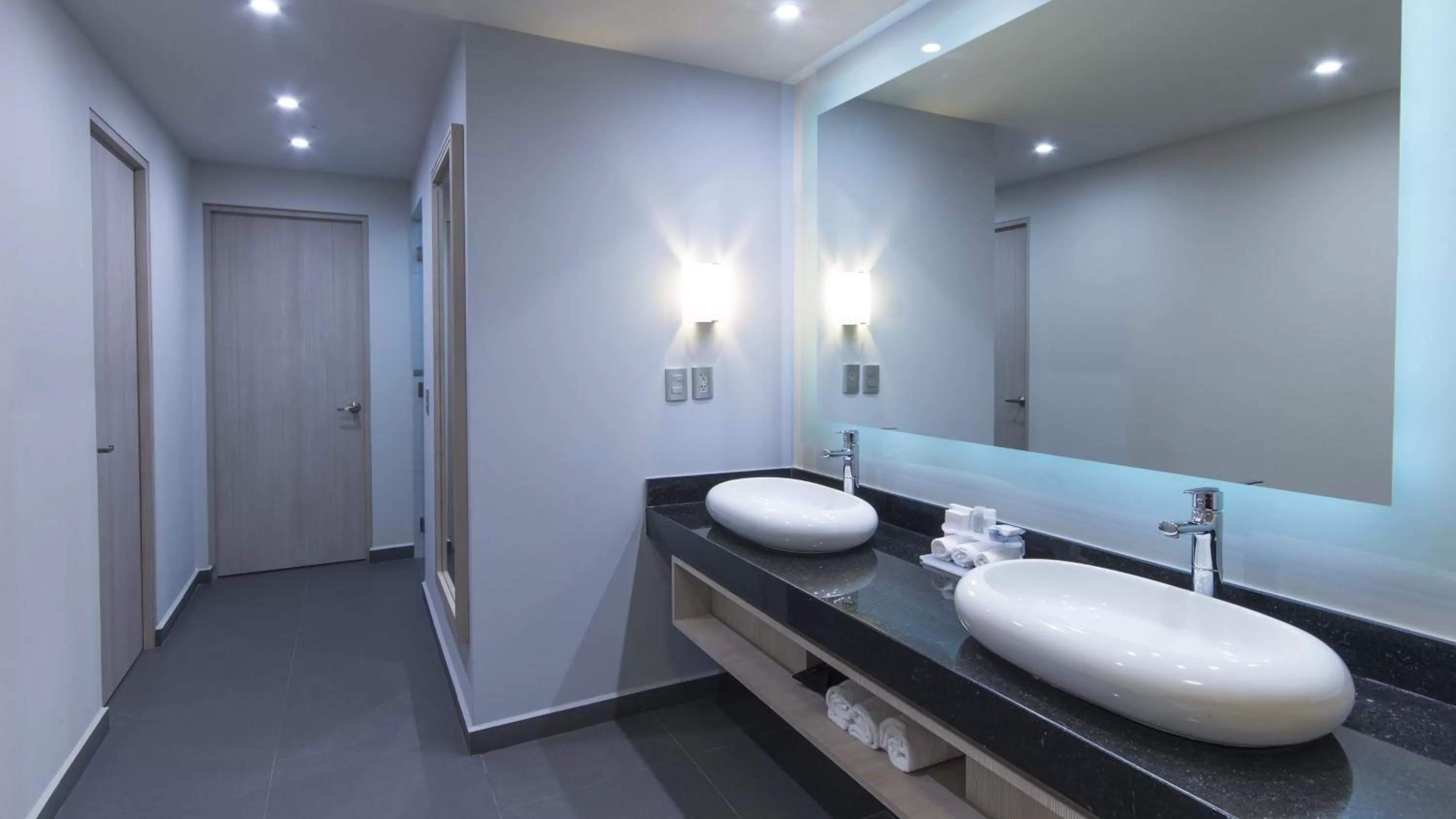 Bathroom in Holiday Inn Express Mexico- Toreo by IHG