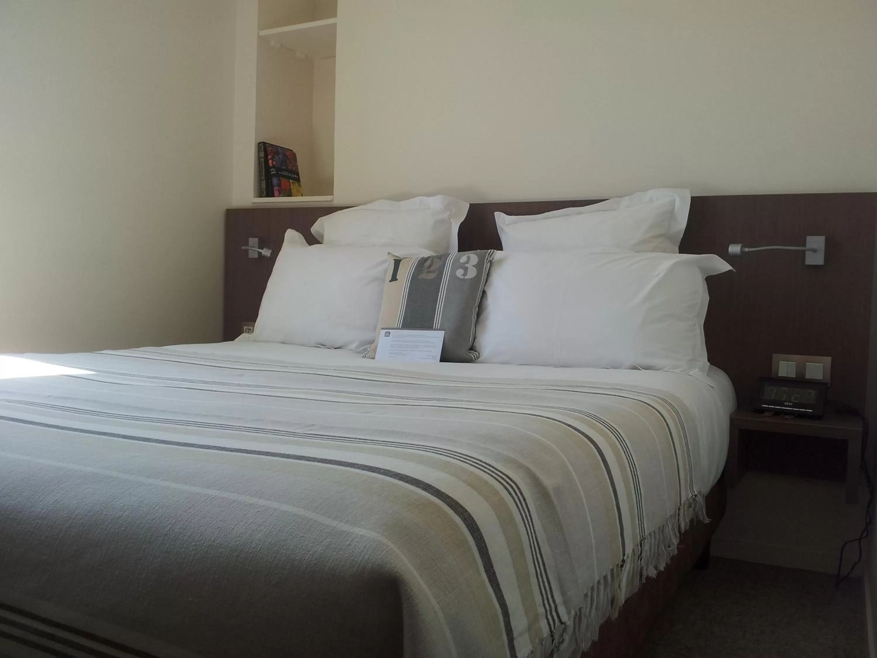 Comfort Room with Harbor View in Hôtel Le Benhuyc