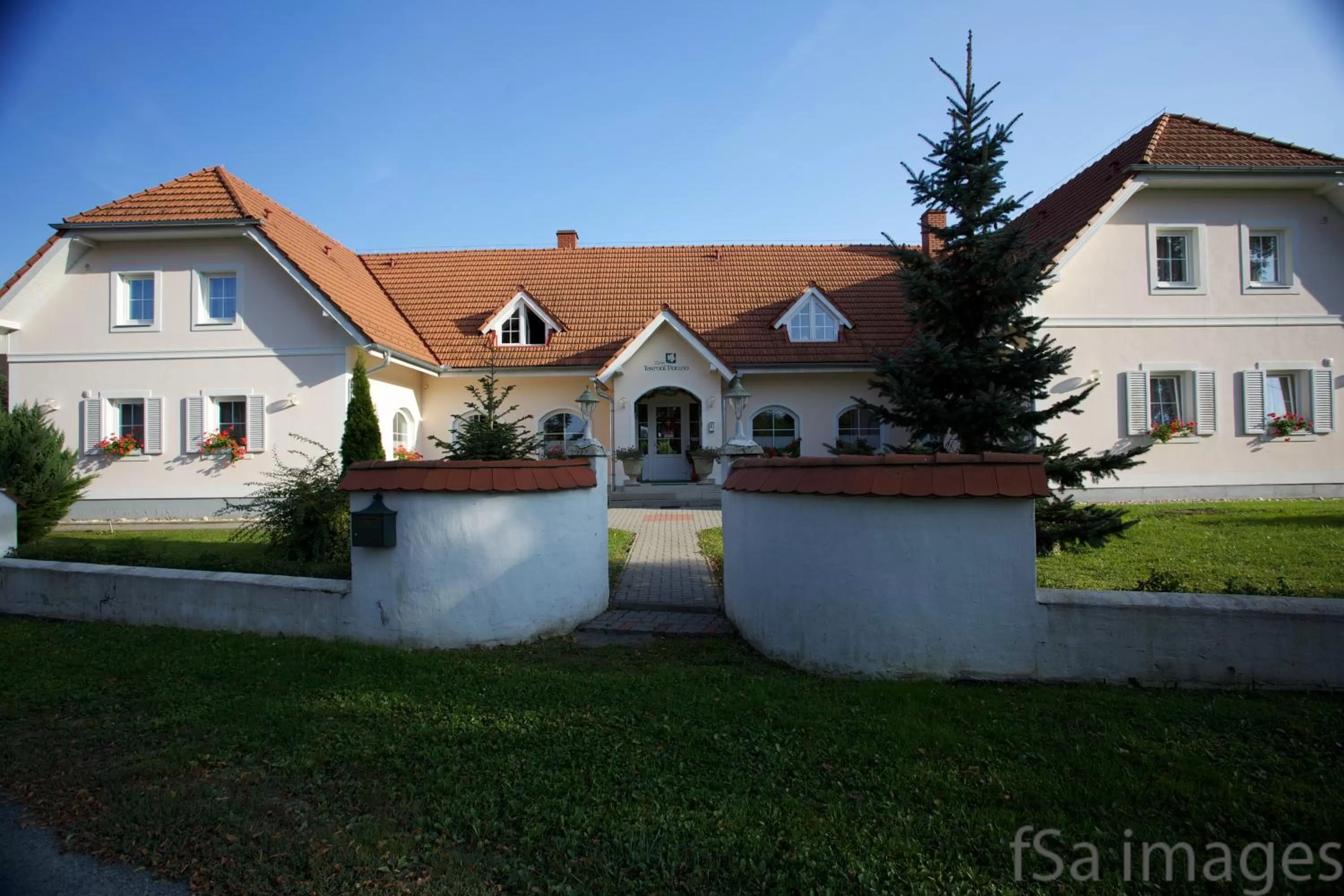 Facade/entrance, Property Building in Hotel Zsida