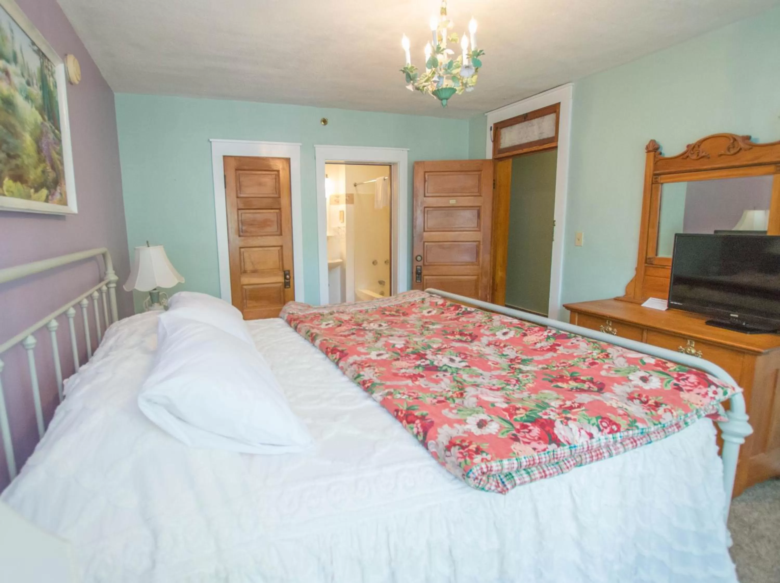 Bed in Terrace Inn and 1911 Restaurant