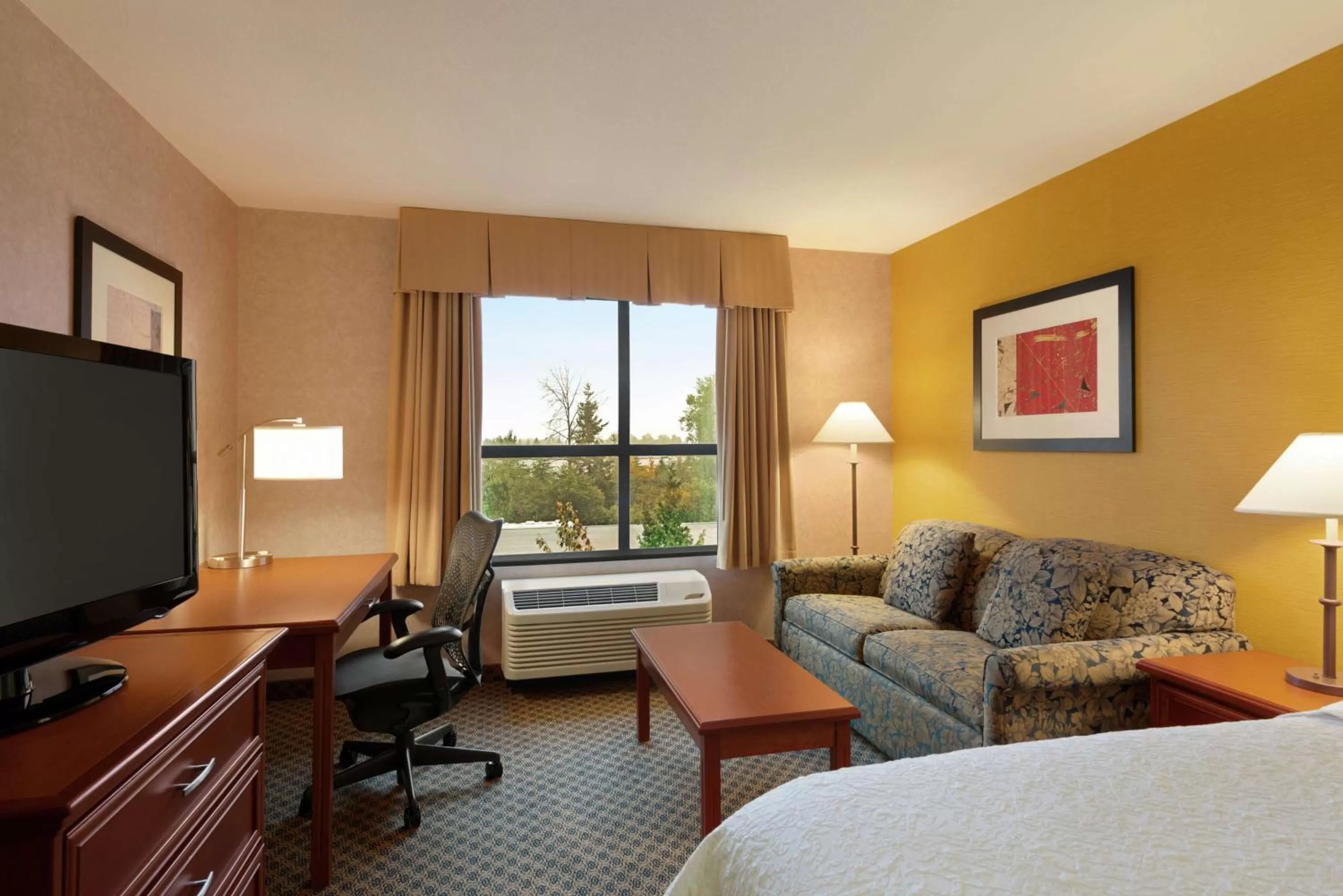 Bedroom, Bed in Hampton Inn & Suites by Hilton Langley-Surrey