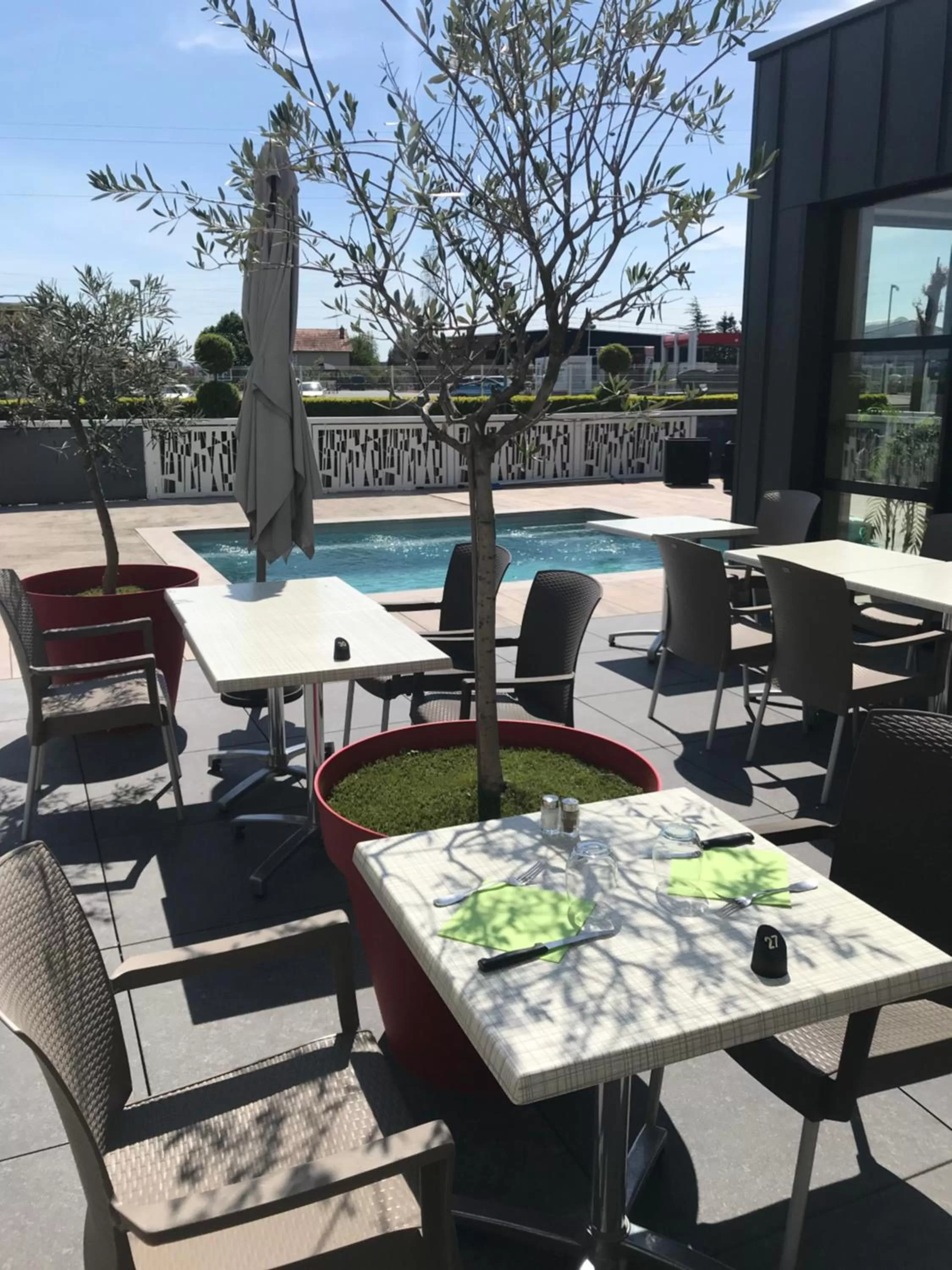Patio in The Originals City, Hôtel Hélios, Roanne Nord