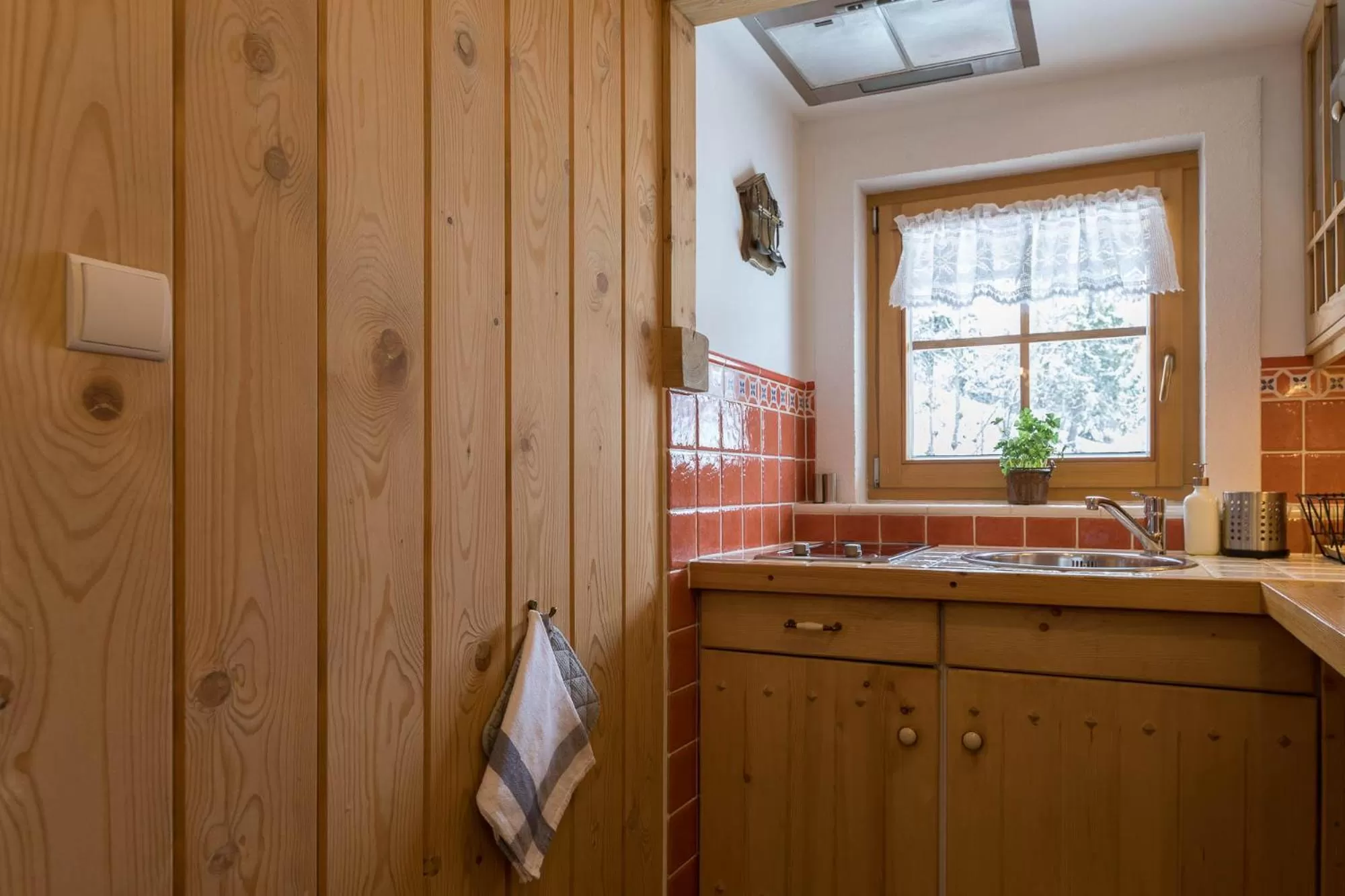 Kitchen or kitchenette, Bathroom in Bambi Cottage