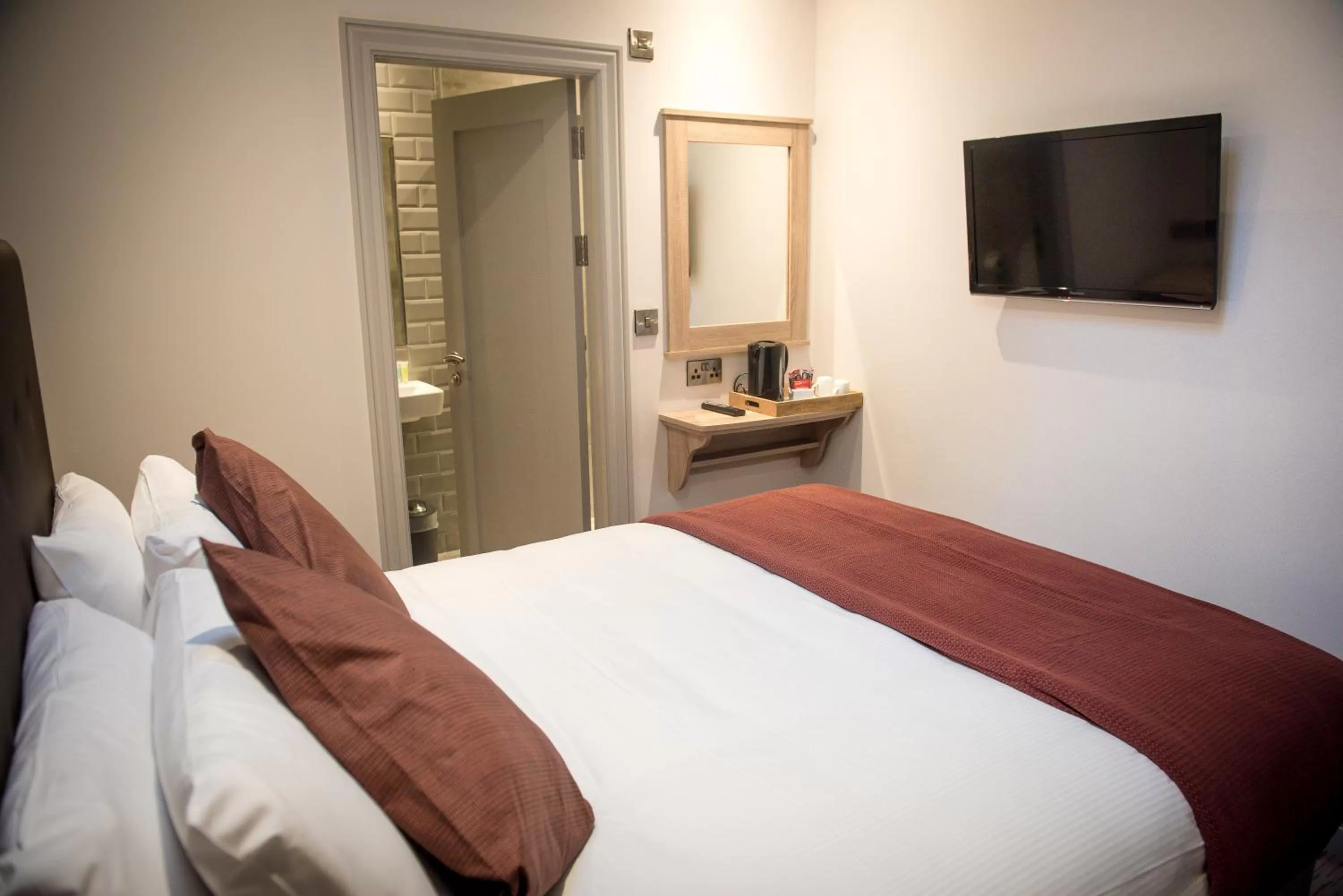 Double Room with Private Bathroom in Tatler Jack