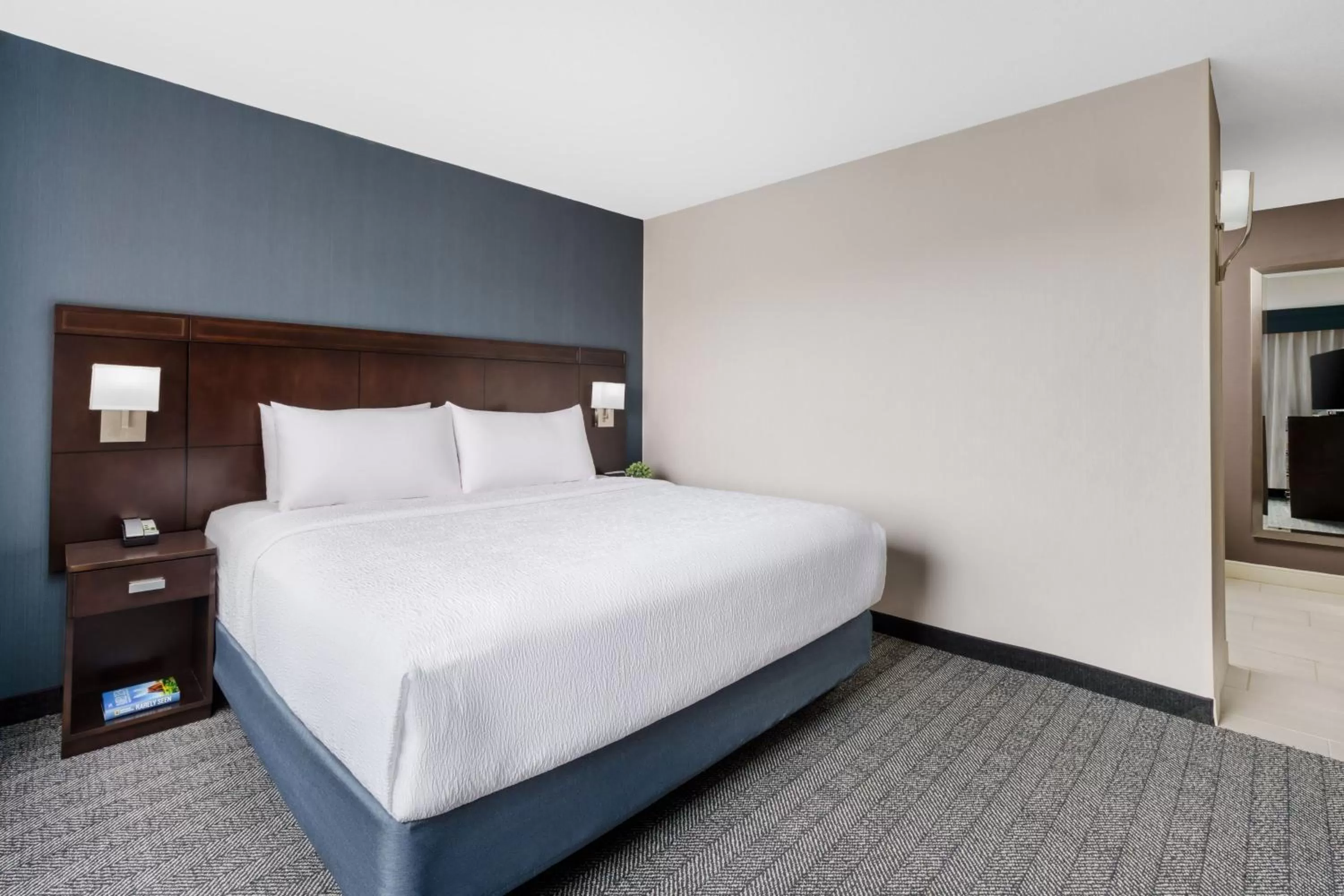 Bedroom, Bed in Courtyard Manchester-Boston Regional Airport