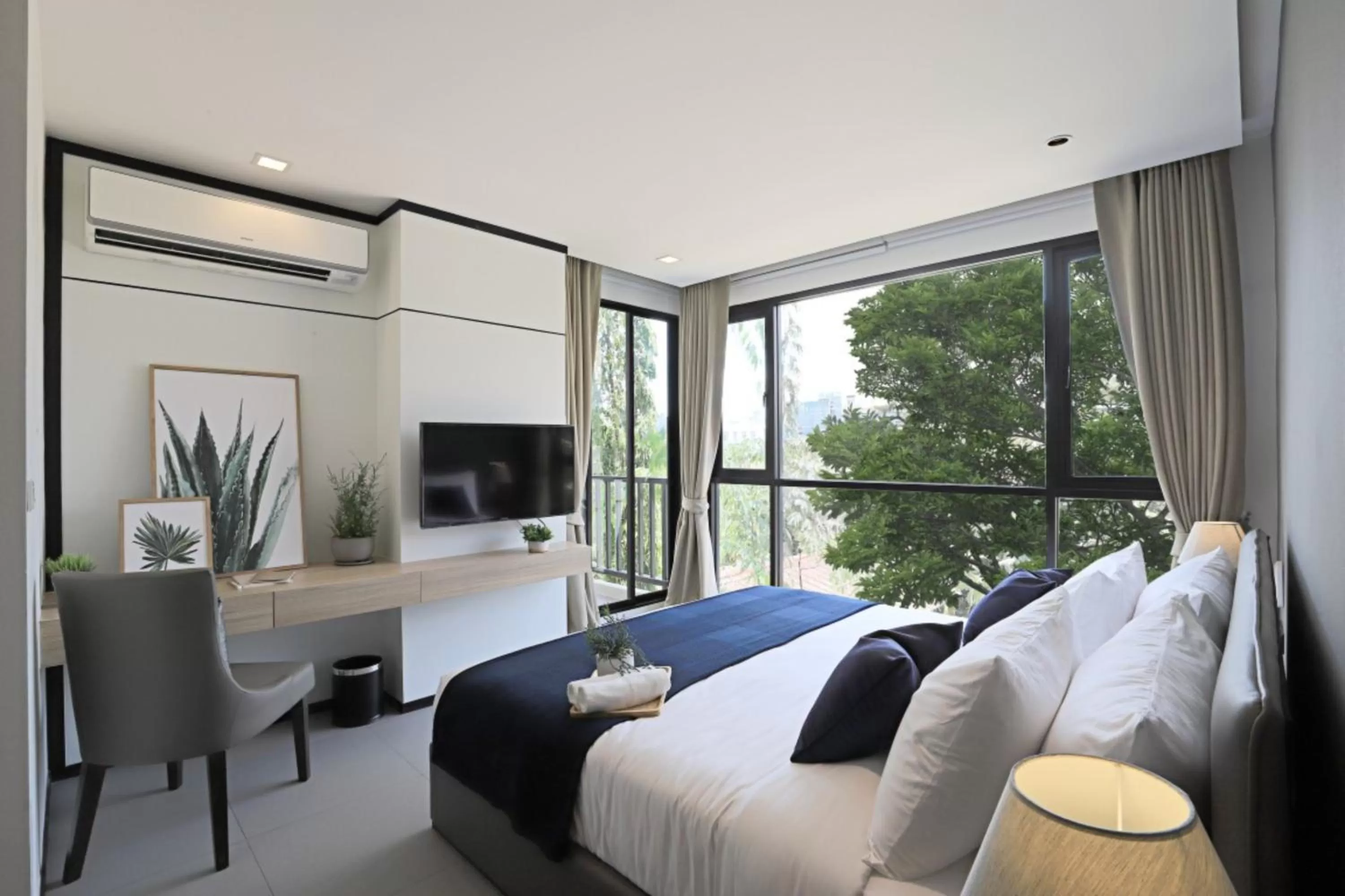 Toilet, Bed in Alix Bangkok Hotel