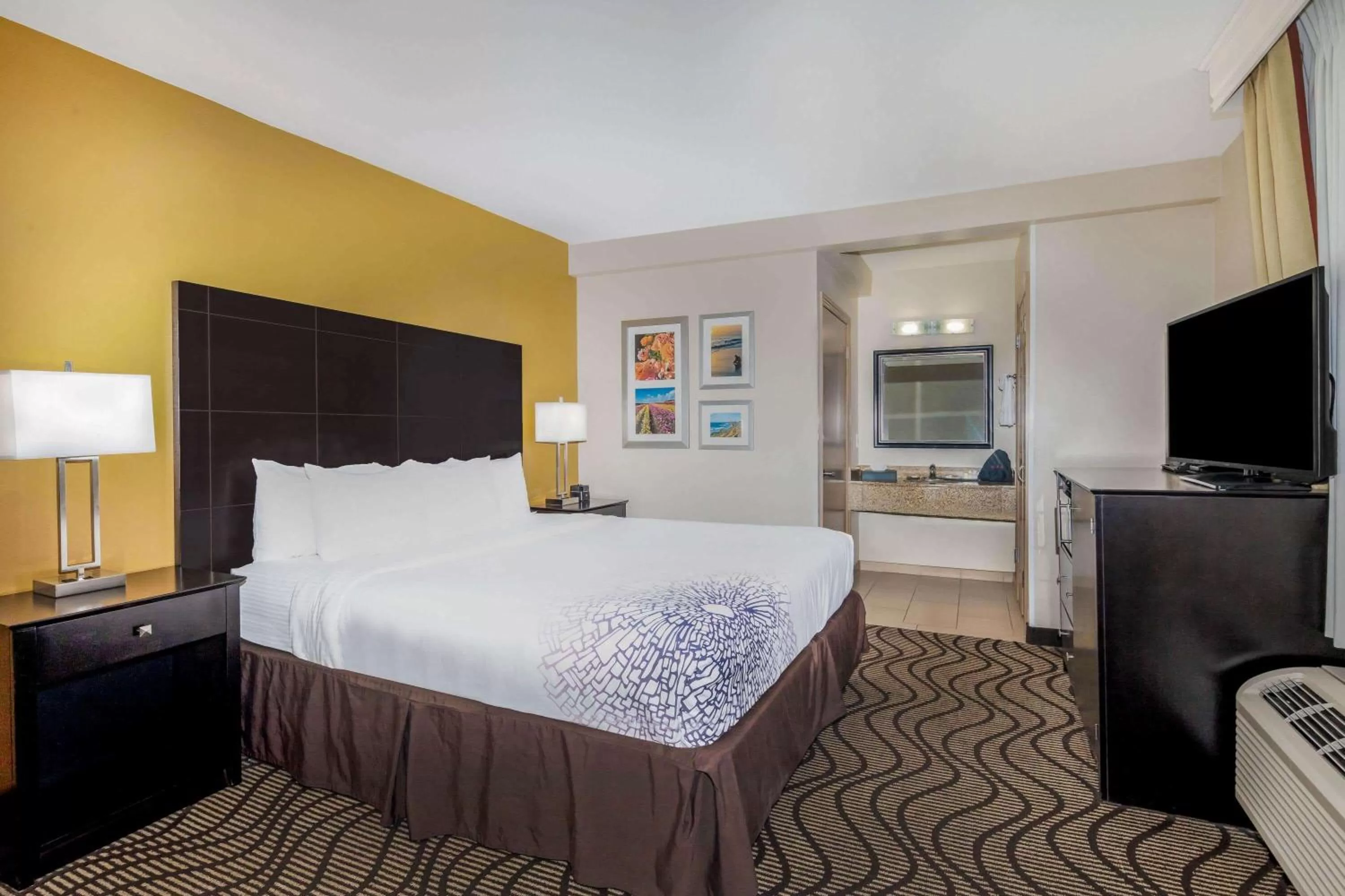 Photo of the whole room, Bed in La Quinta by Wyndham Carlsbad - Legoland Area