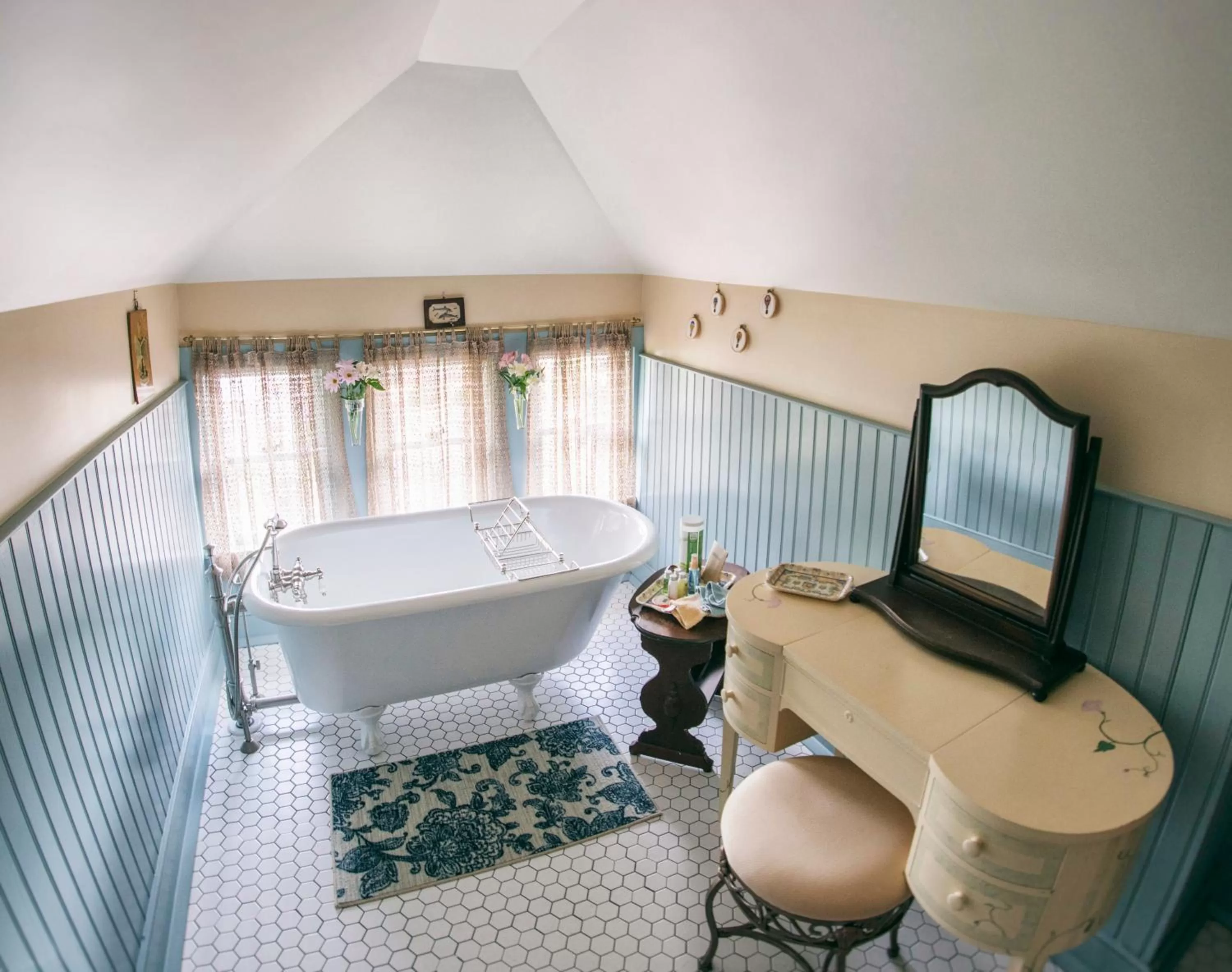 Shower in Hummingbird Inn