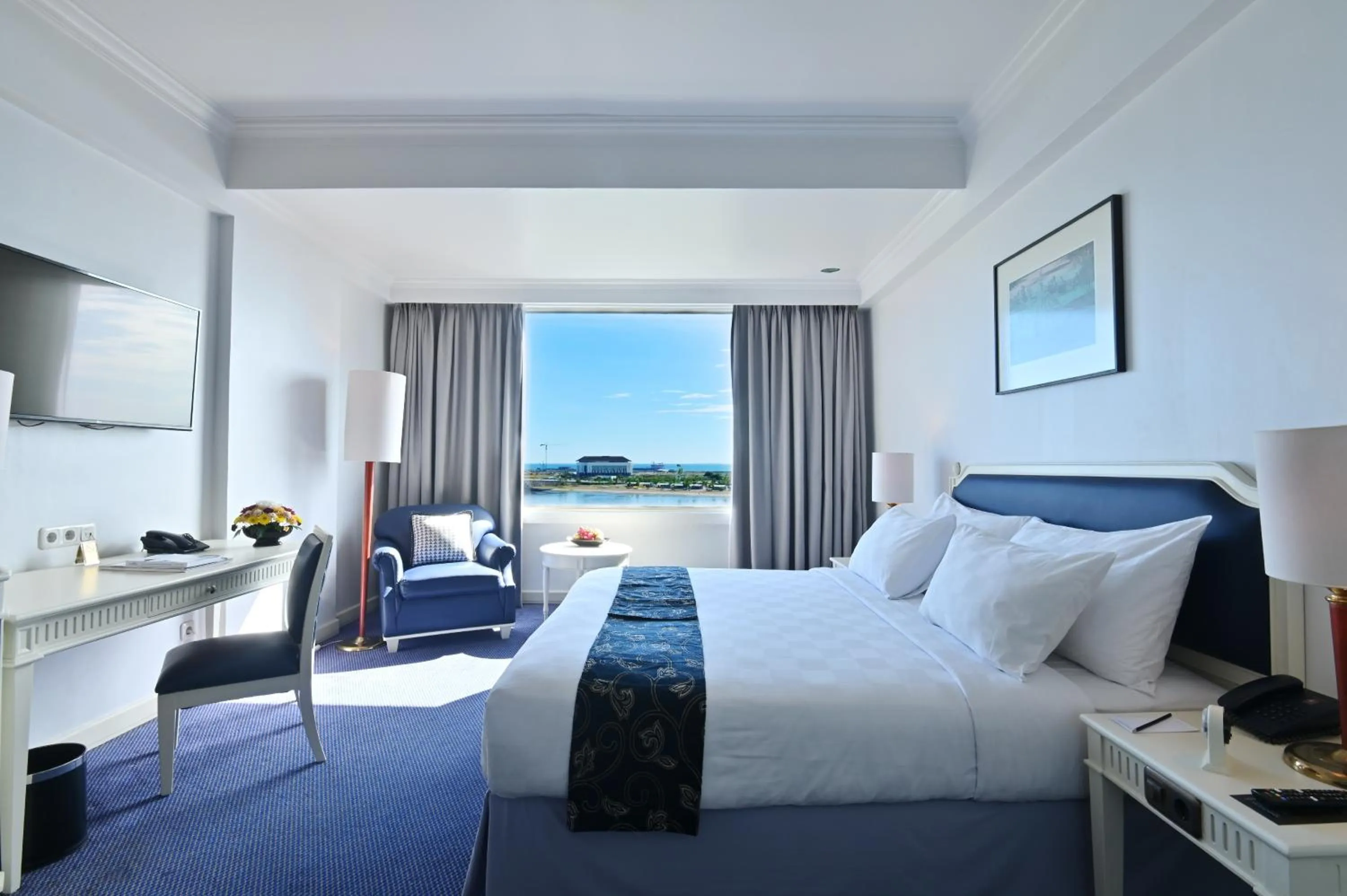 Photo of the whole room, Bed in Aryaduta Makassar