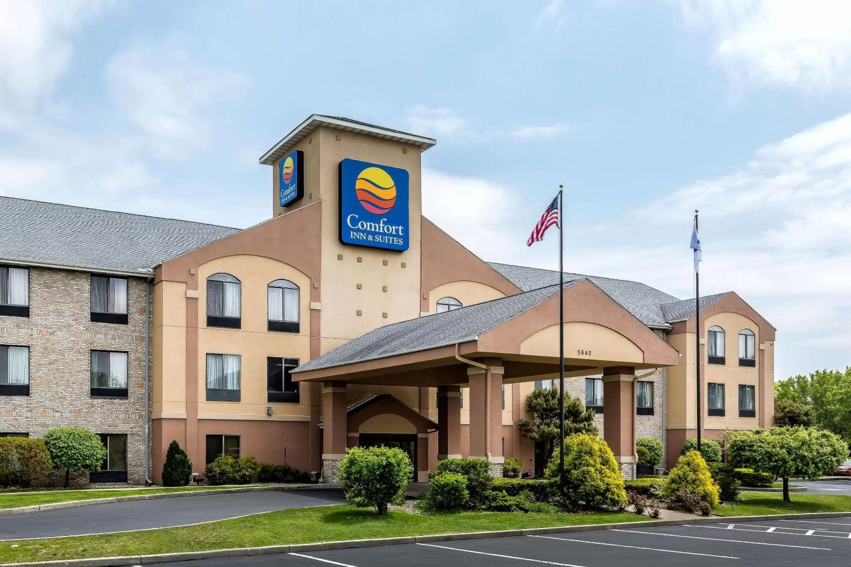 Property building in Comfort Inn & Suites Mishawaka-South Bend
