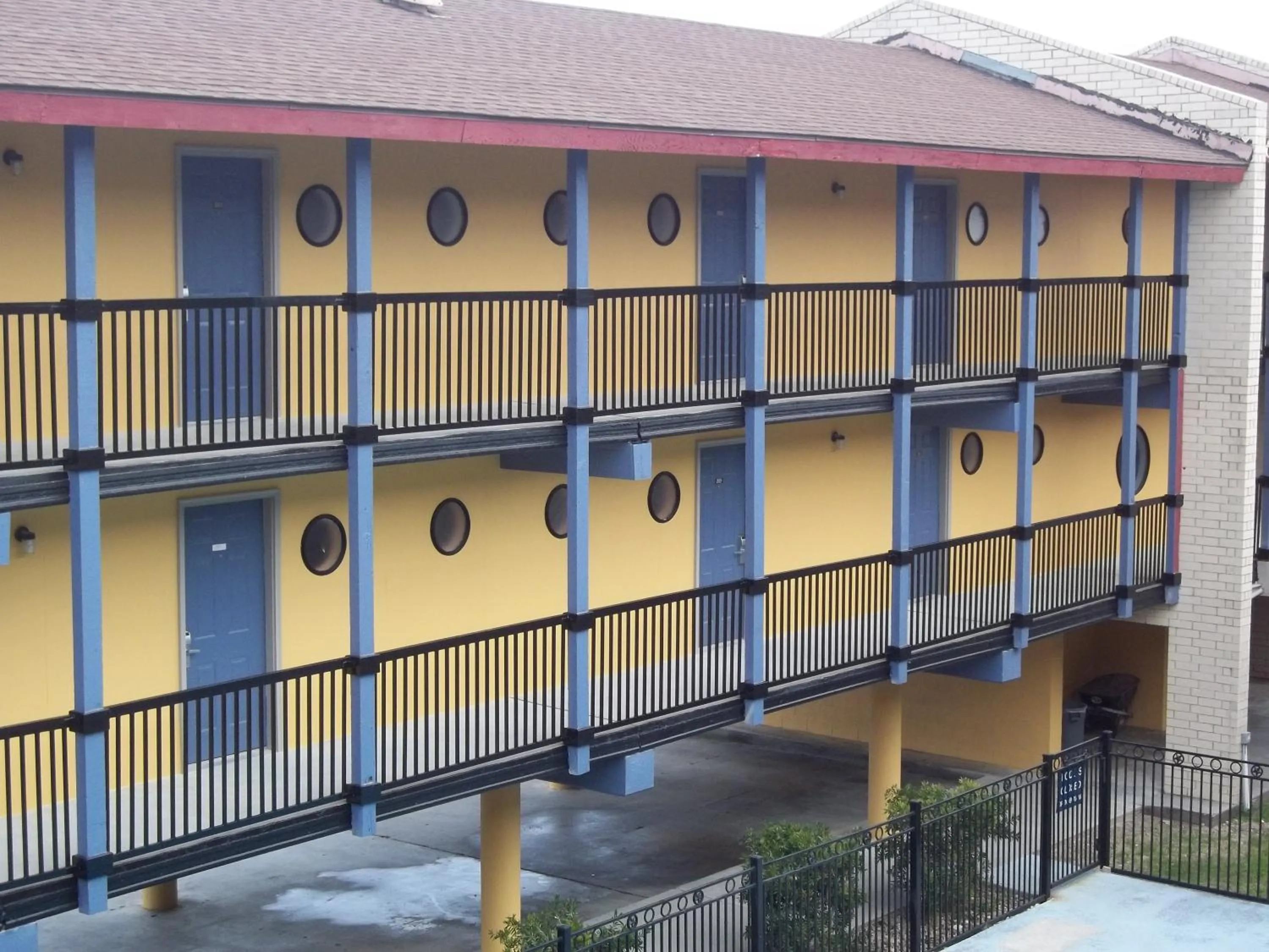 Facade/entrance in Scottish Inns Galveston