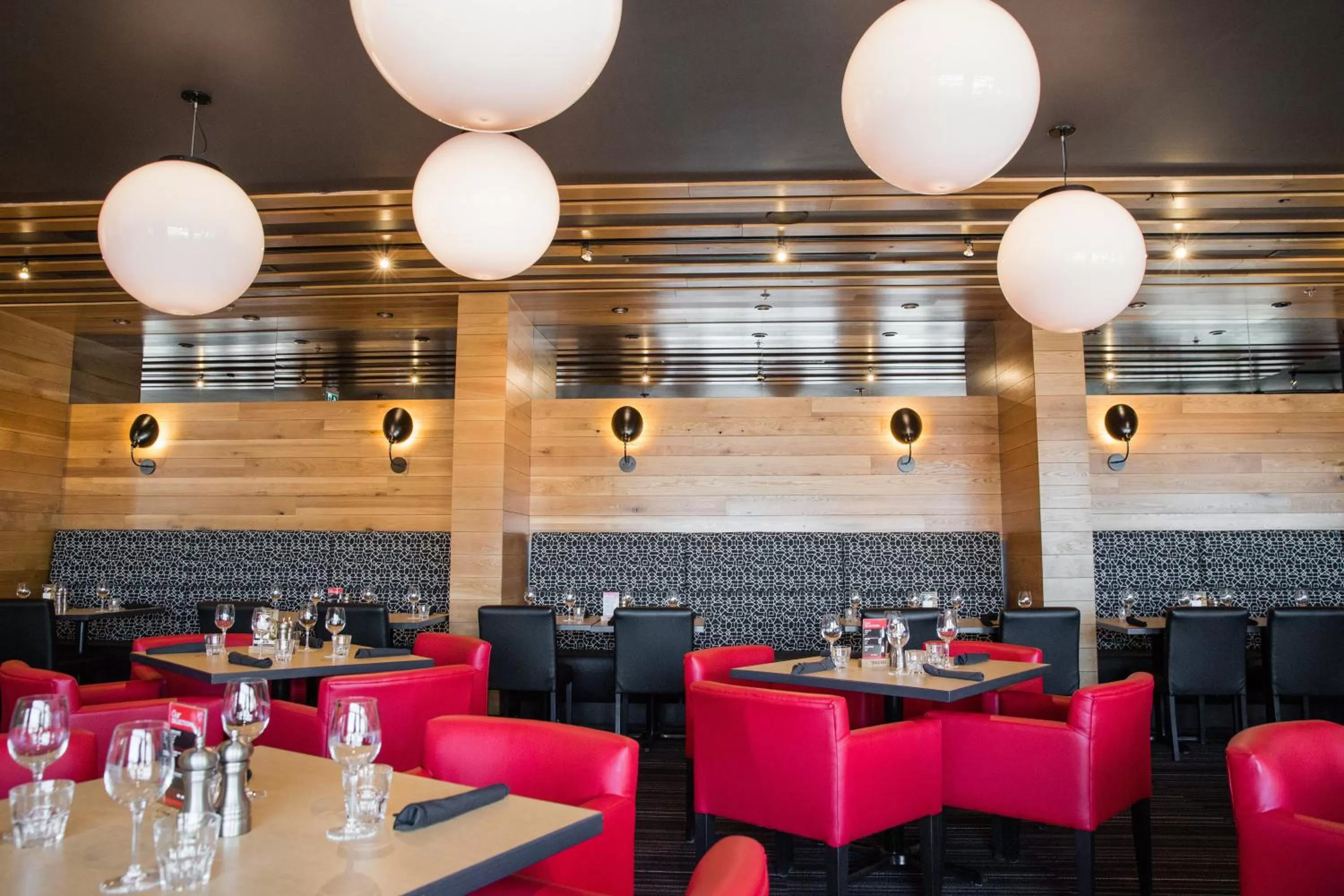 Restaurant/places to eat in Holiday Inn Hotel & Suites Calgary South - Conference Ctr by IHG