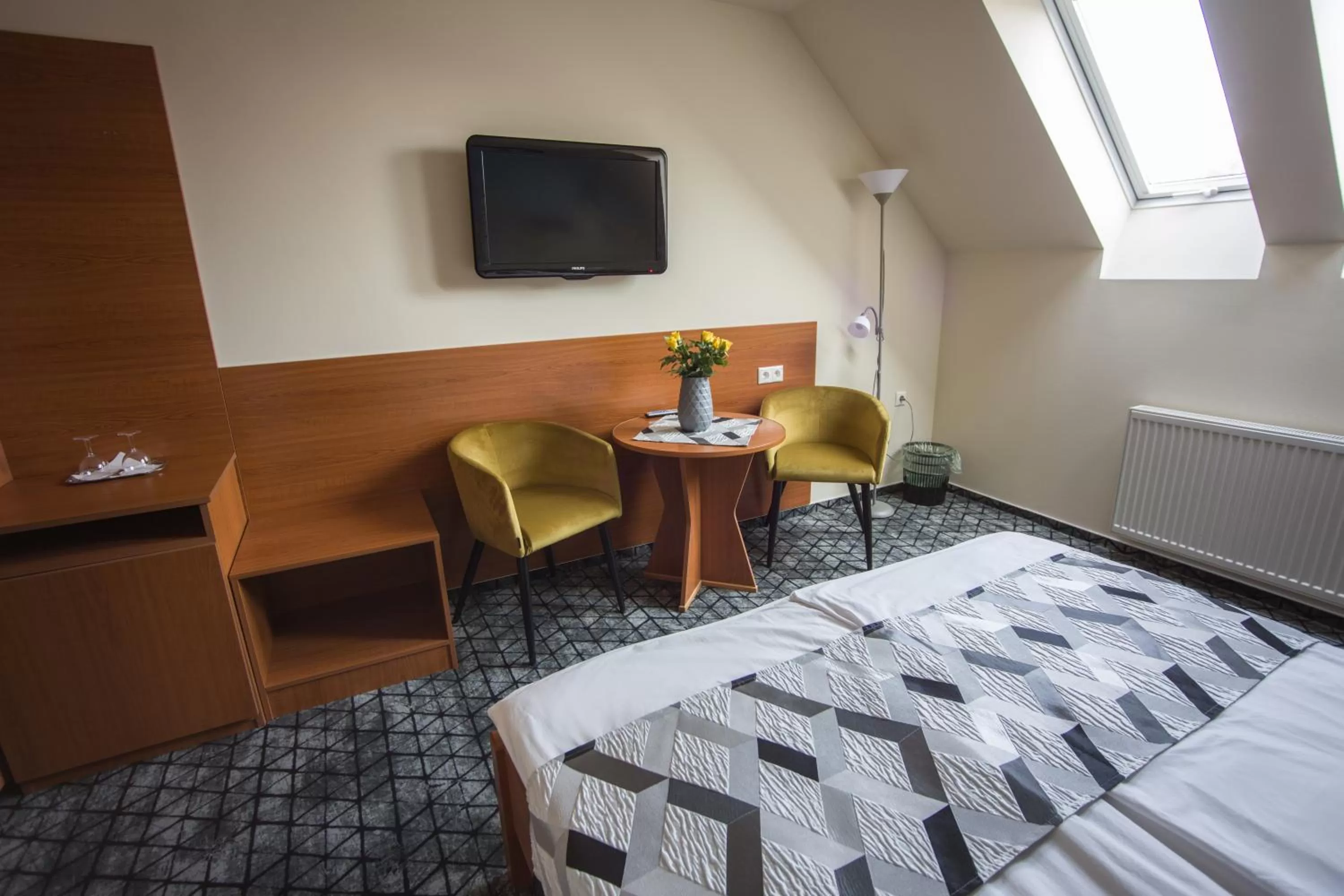 TV and multimedia, Bed in Hotel Viktória