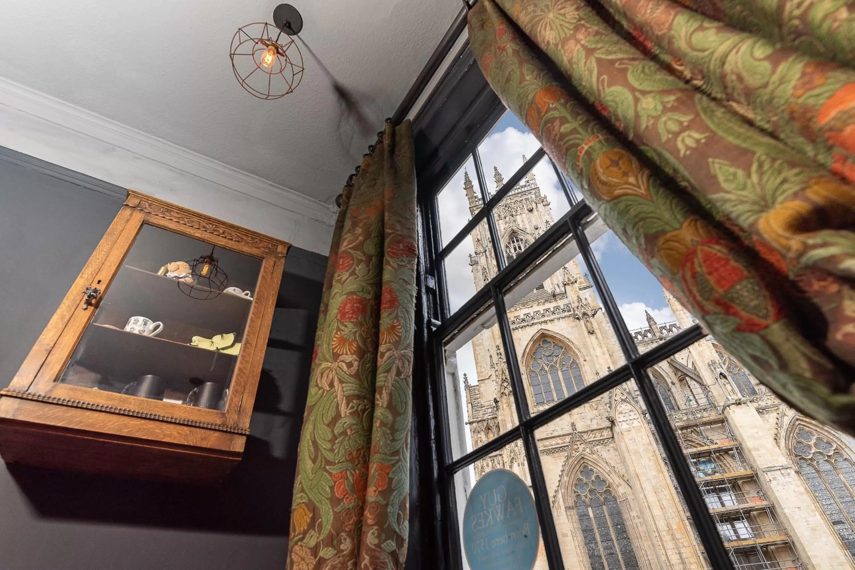 Restaurant/places to eat in Guy Fawkes Inn