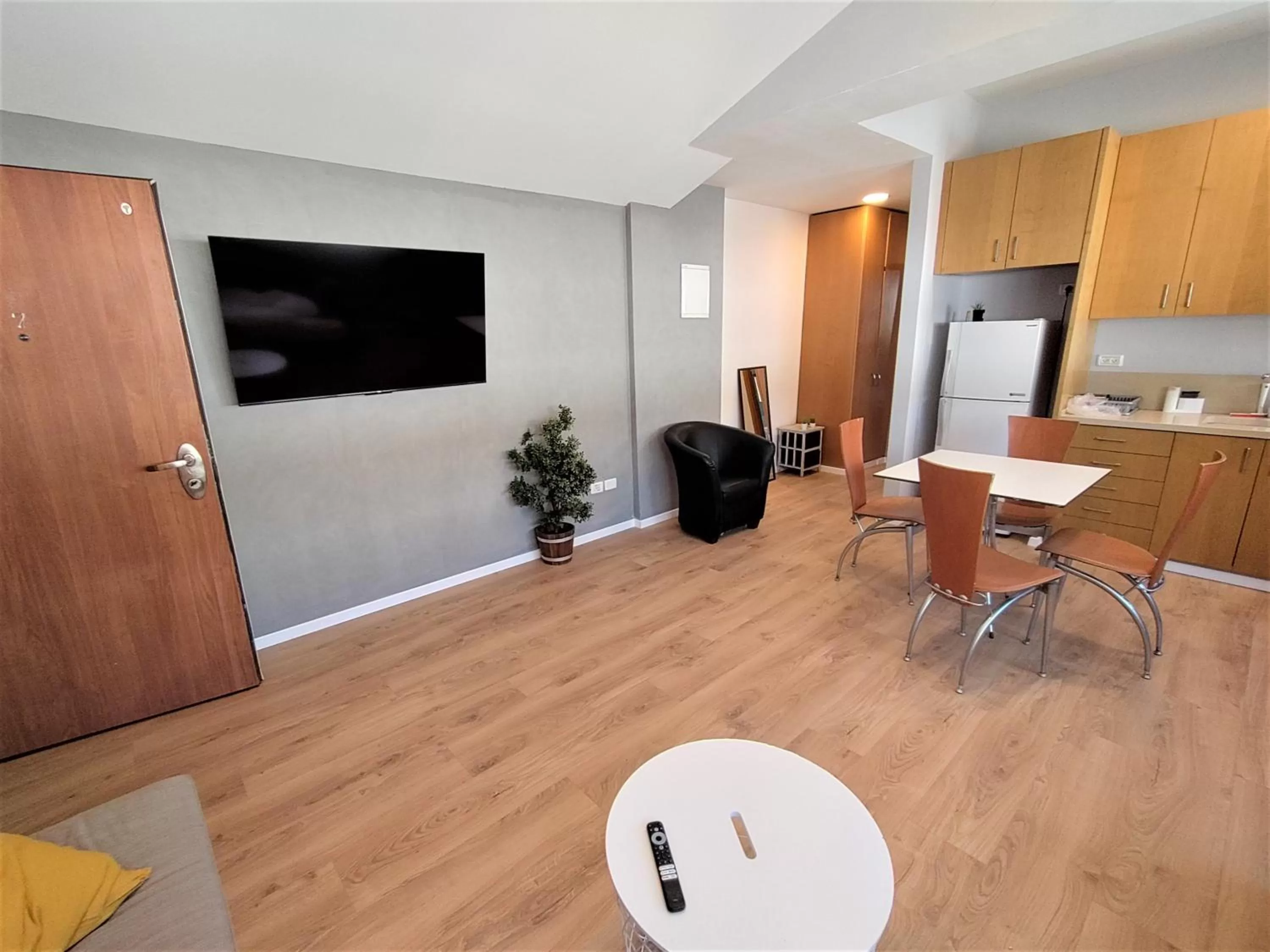 Living room, TV/Entertainment Center in Jacobs Suites