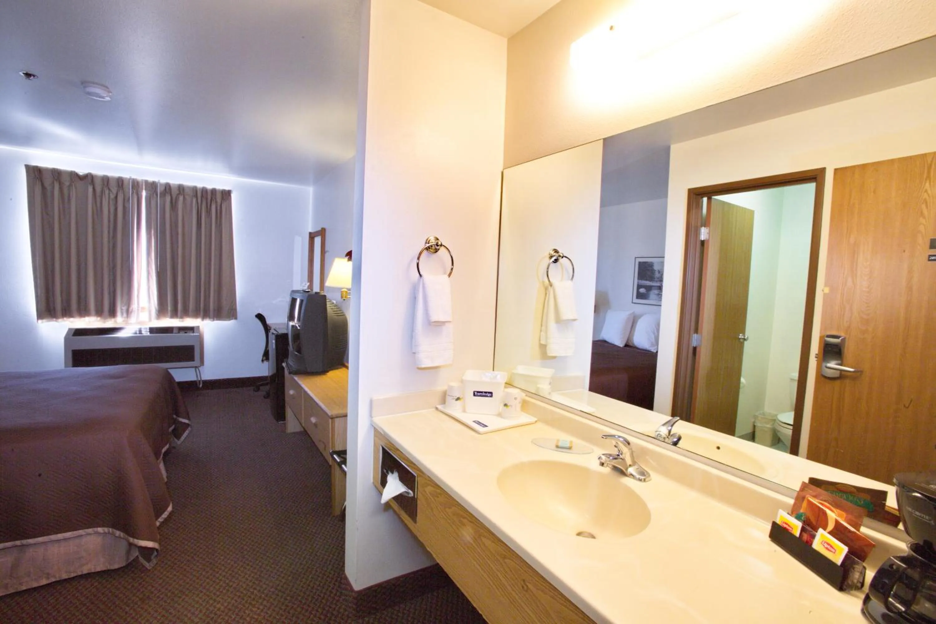 Bathroom, Bed in Travelodge by Wyndham Elko NV