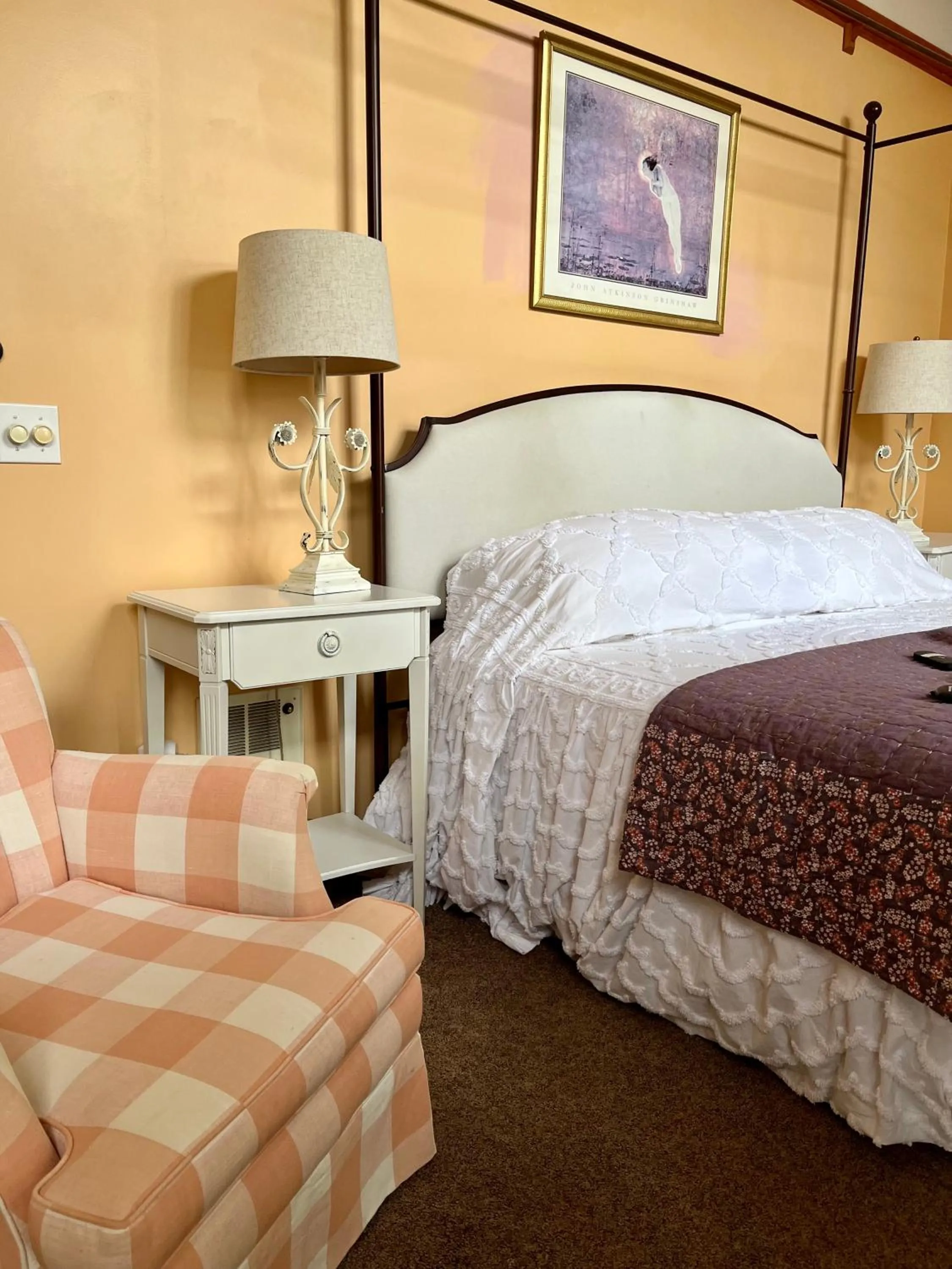 Bedroom, Bed in Terrace Inn and 1911 Restaurant