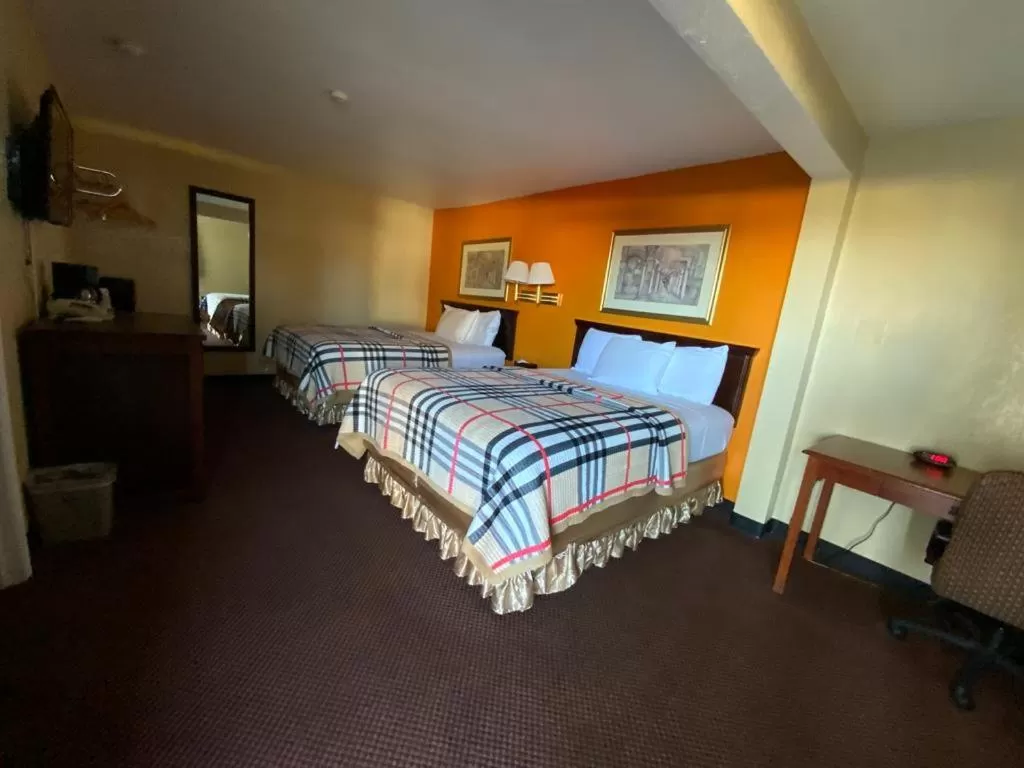 Bed in Indian Mound Motel