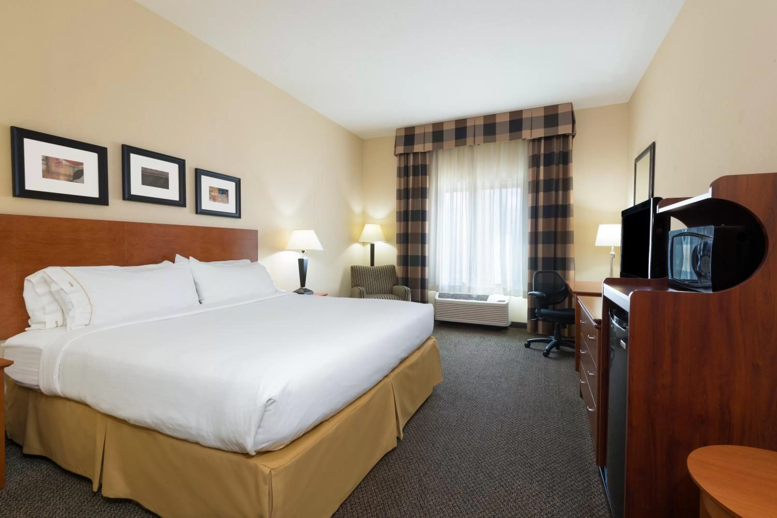 Photo of the whole room, Bed in Holiday Inn Express Hotel Vernal by IHG