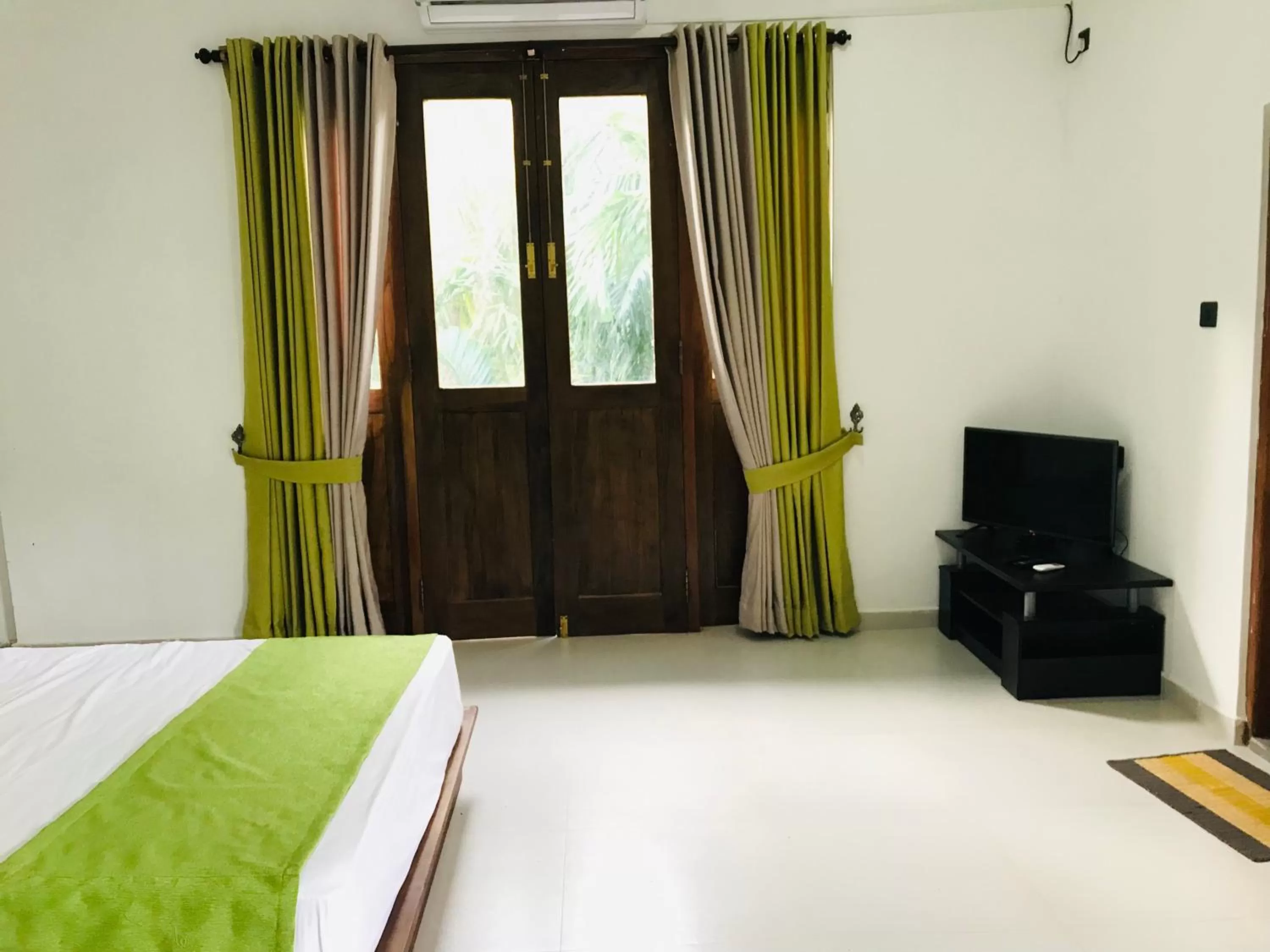 Communal lounge/ TV room, TV/Entertainment Center in Divine Villa