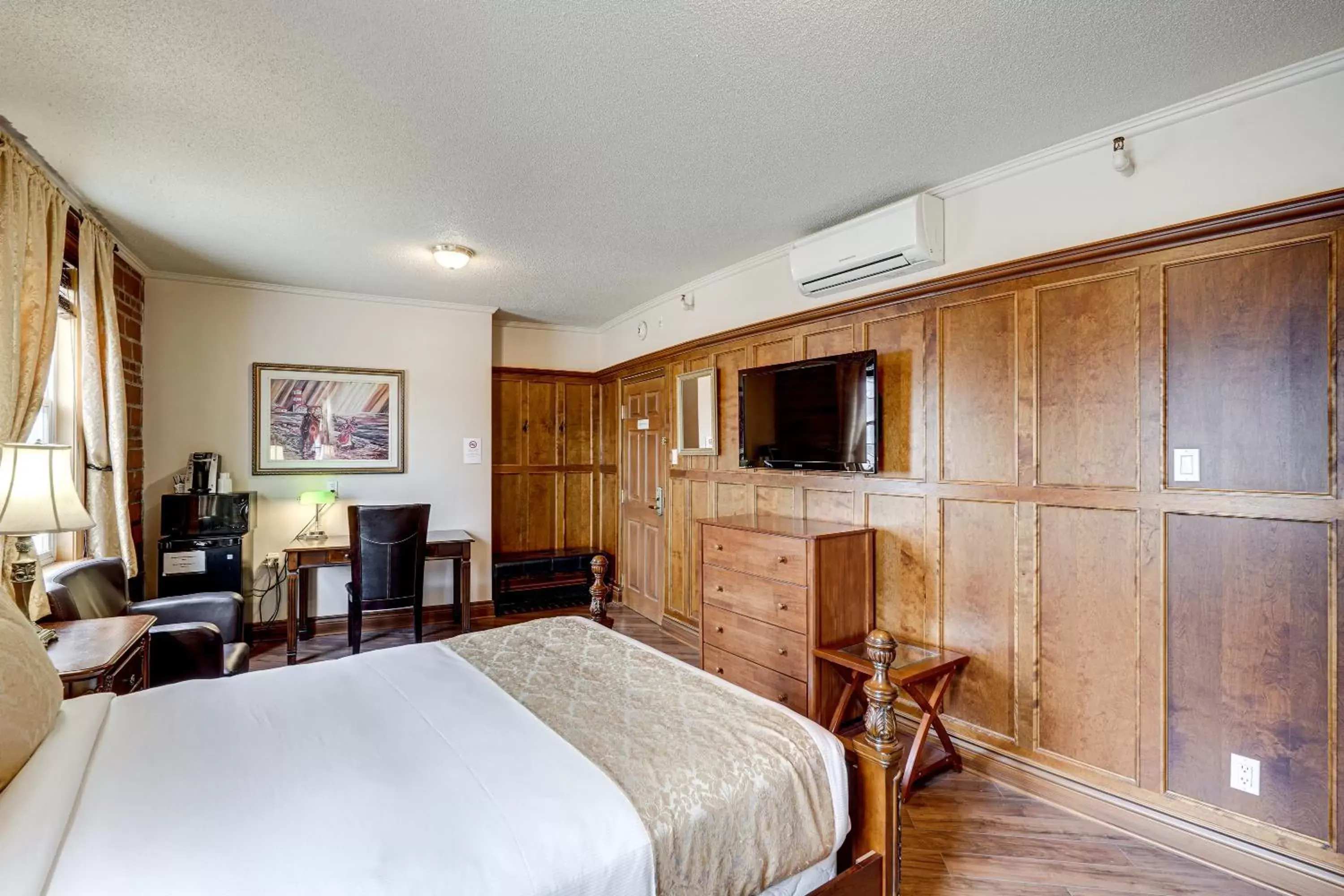 Standard Triple Room in Le Grand Hôtel Standard Triple Room in Le Grand Hôtel