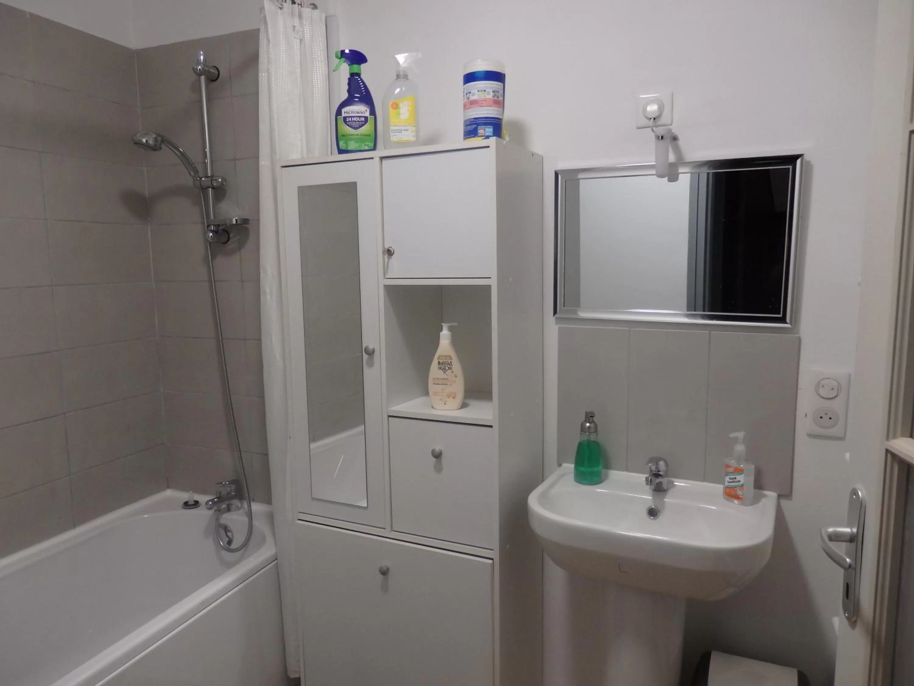 Bathroom in Le Perroquet Vert