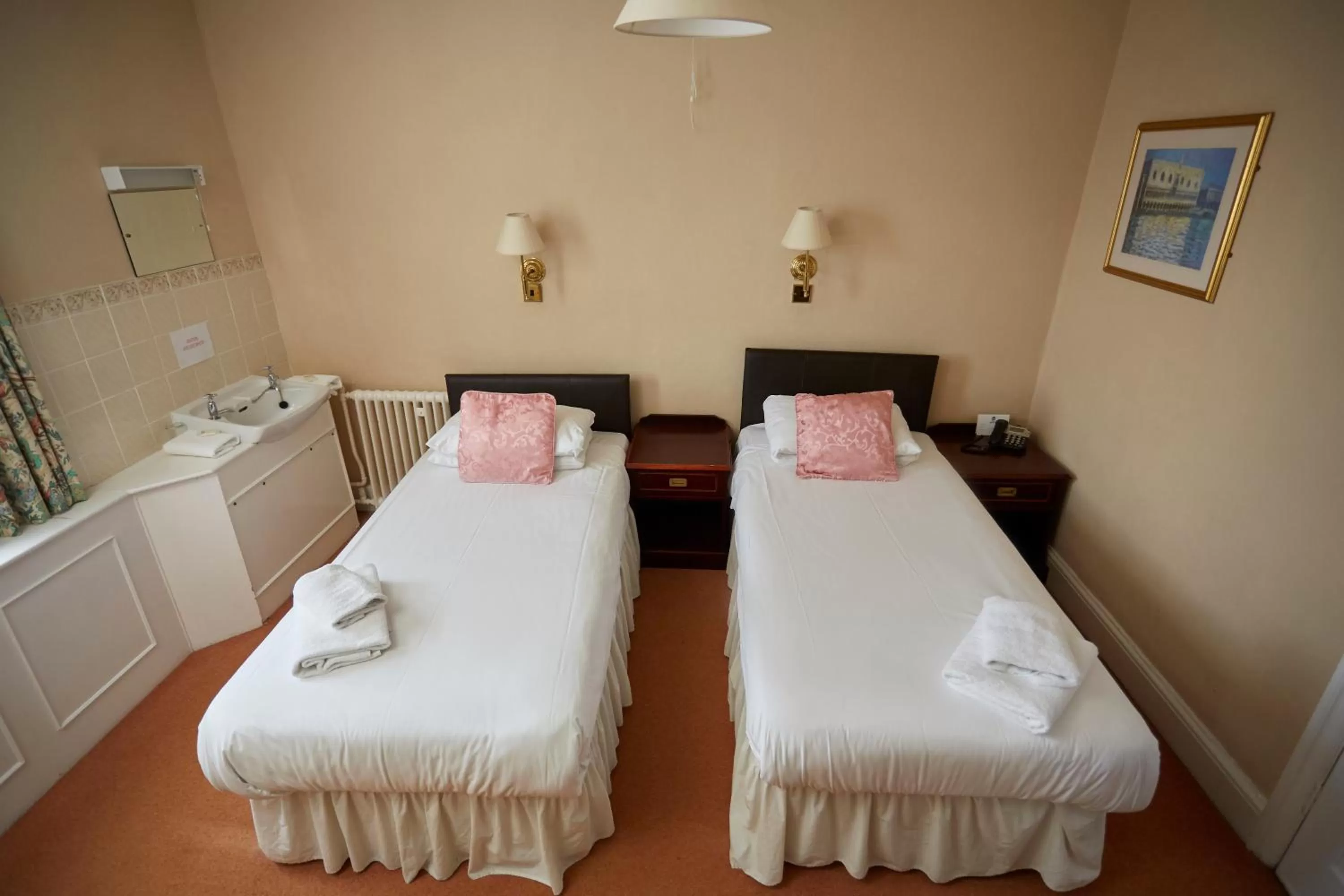 Bedroom, Bed in Best Western The George Hotel, Swaffham