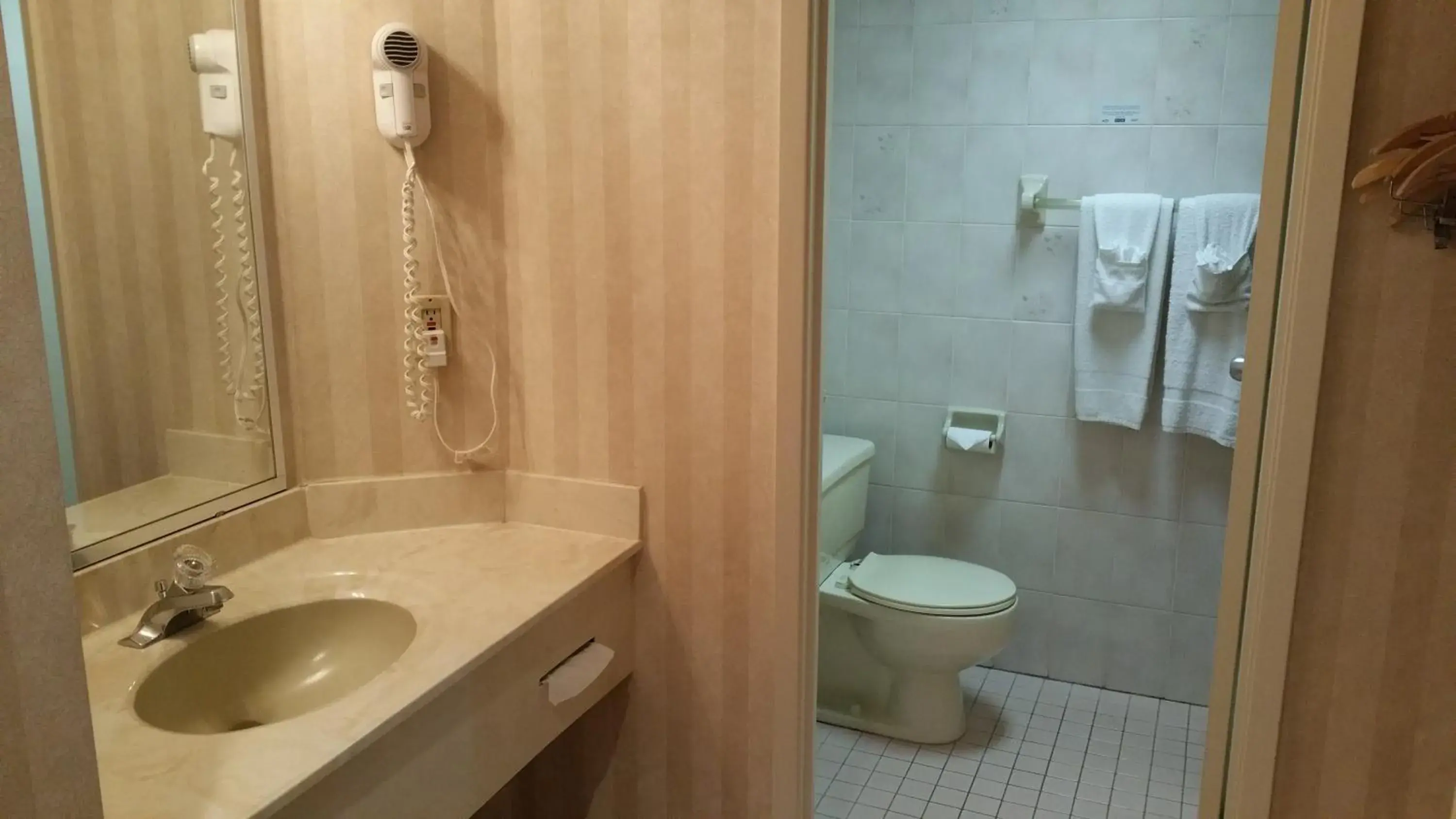 Deluxe Queen Room - Non-Smoking in Travelodge by Wyndham Niagara Falls Lundys Lane Deluxe Queen Room - Non-Smoking in Travelodge by Wyndham Niagara Falls Lundys Lane