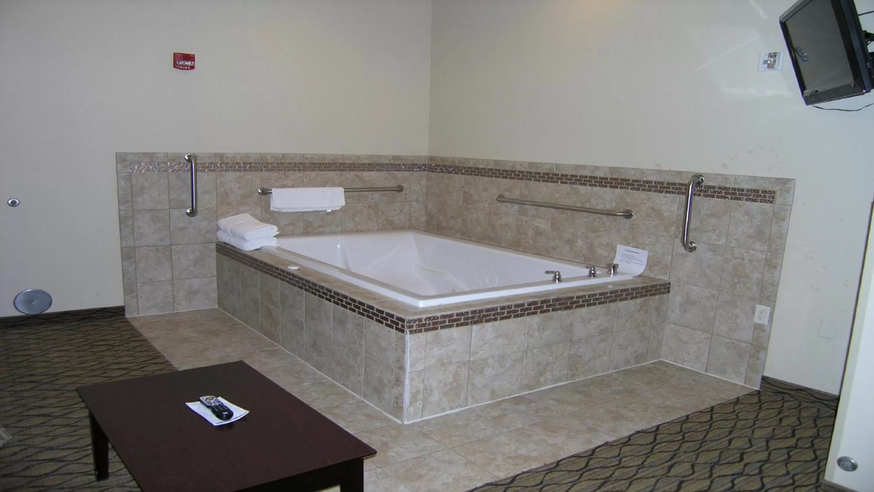 Photo of the whole room, Bathroom in Holiday Inn Express & Suites Belle Vernon, an IHG Hotel