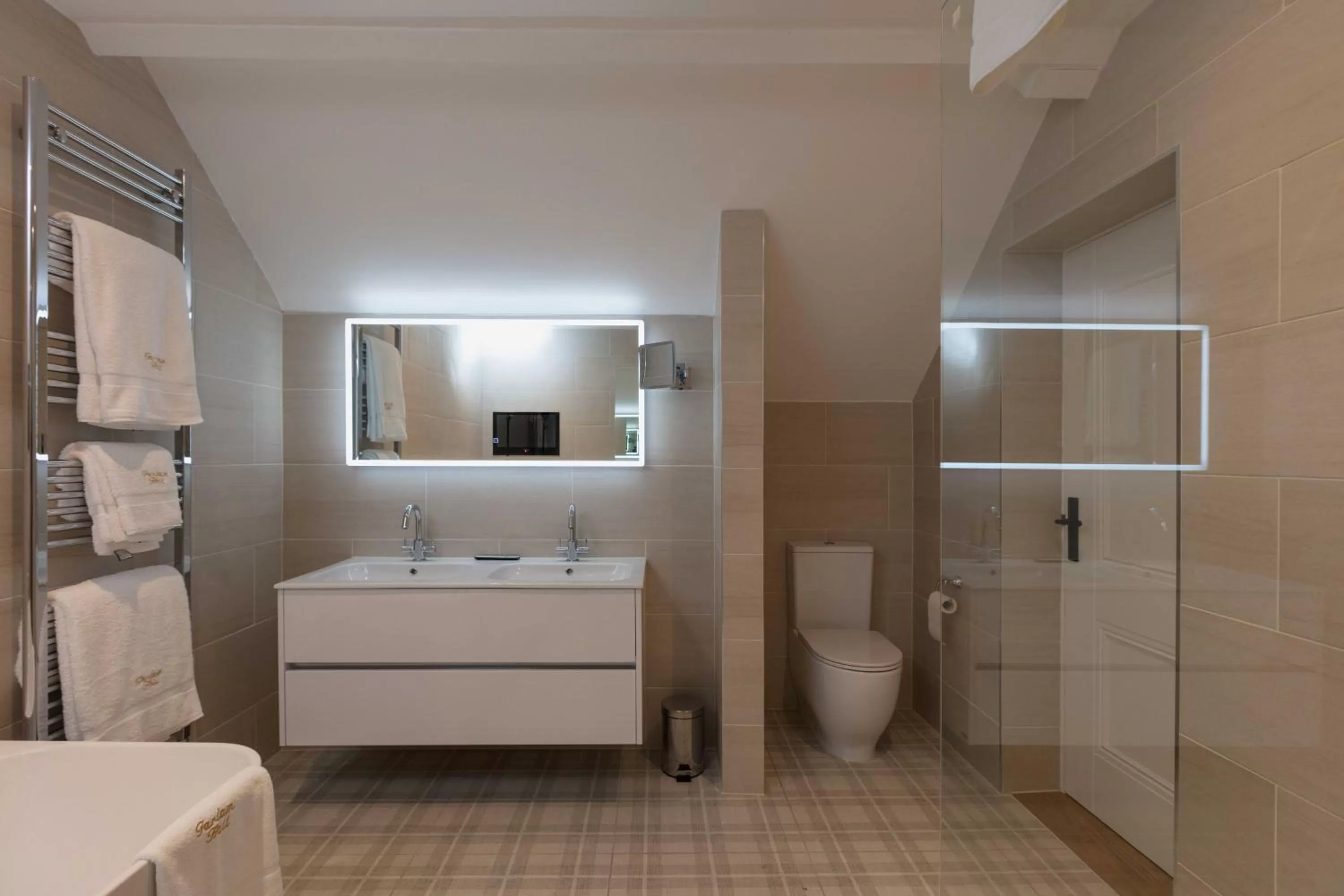 Bathroom in Farlam Hall Hotel & Restaurant