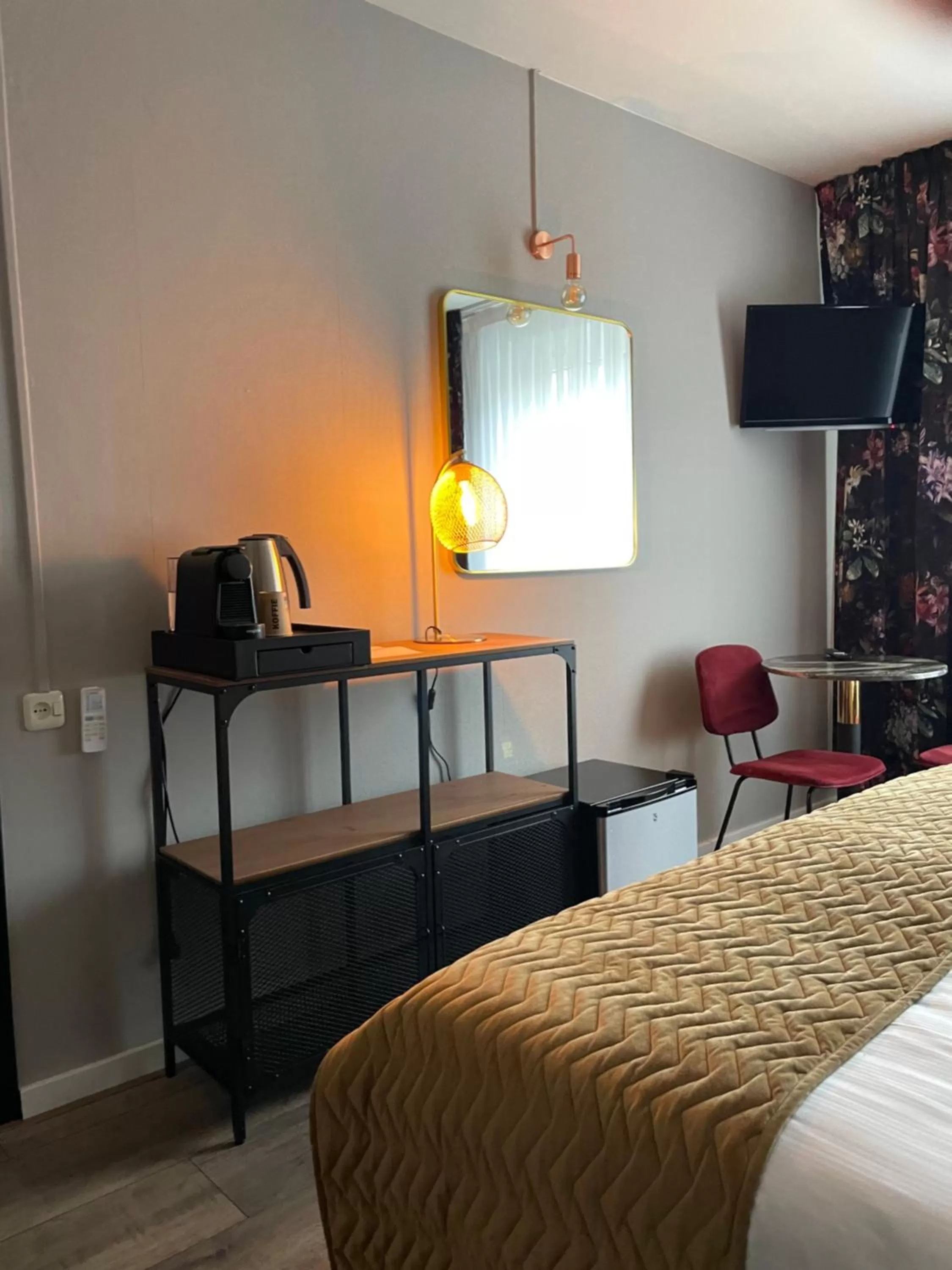 TV and multimedia, TV/Entertainment Center in Valkenhof