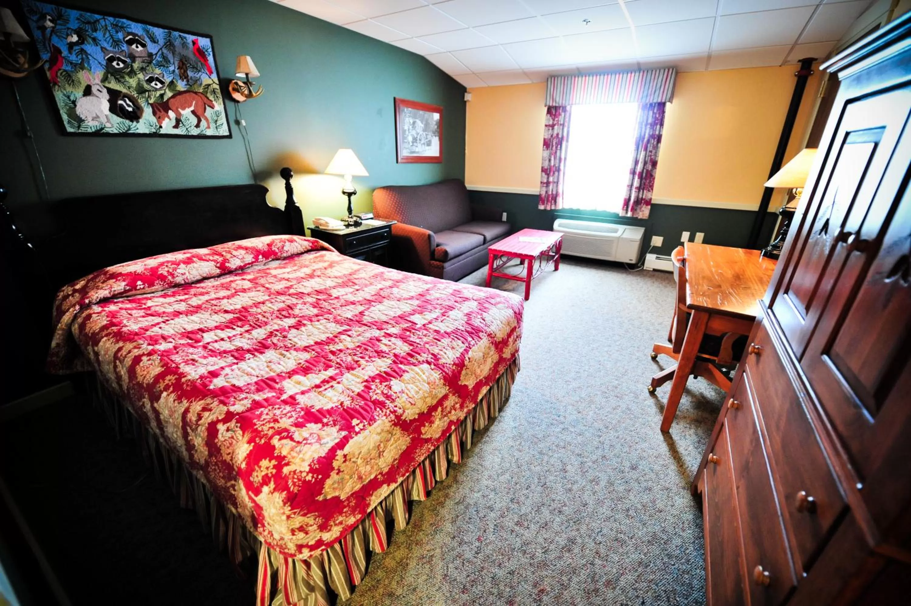 TV and multimedia, Bed in The Common Man Inn, Spa & Lodge