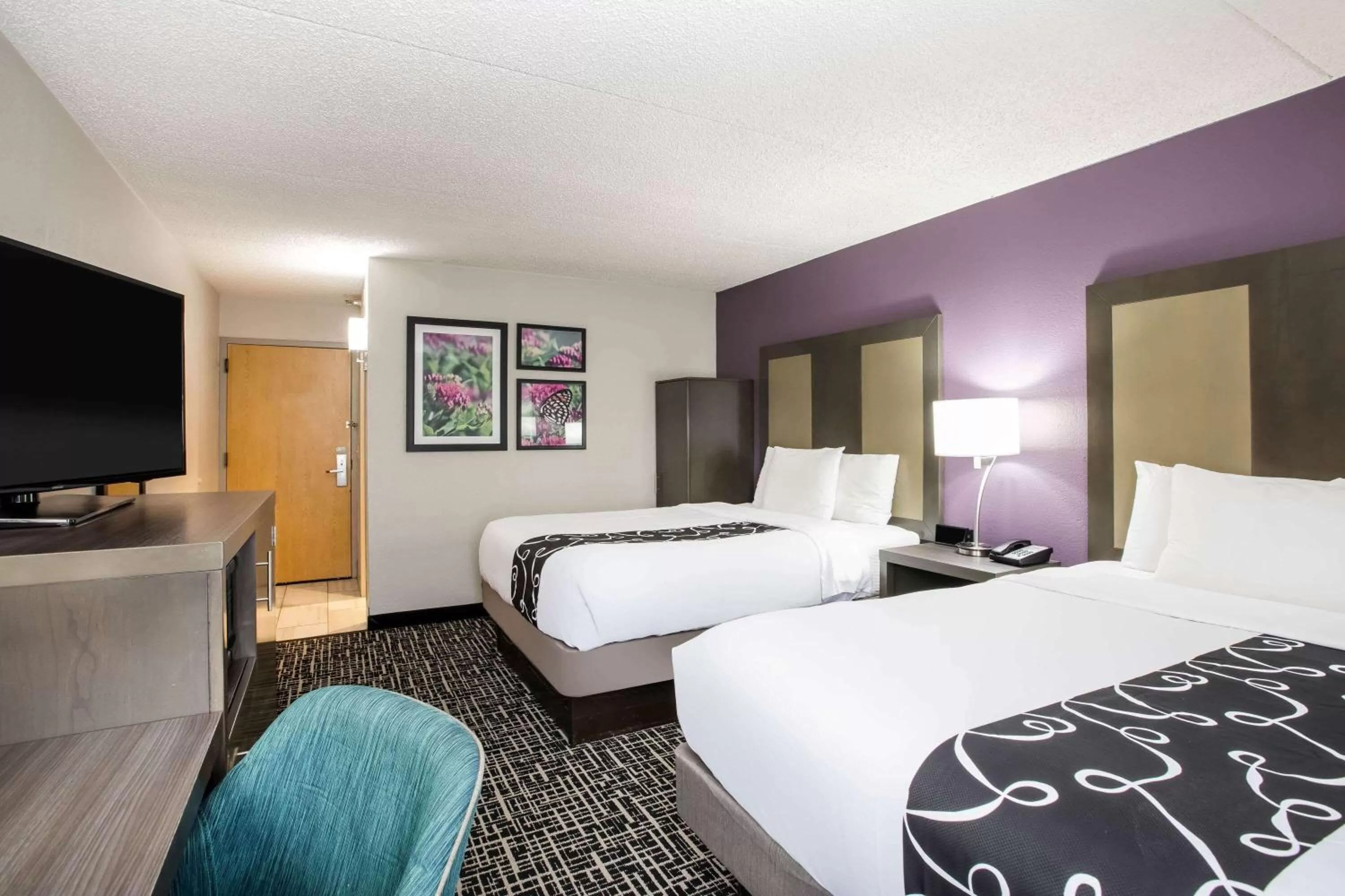 Photo of the whole room, Bed in La Quinta Inn by Wyndham Davenport & Conference Center
