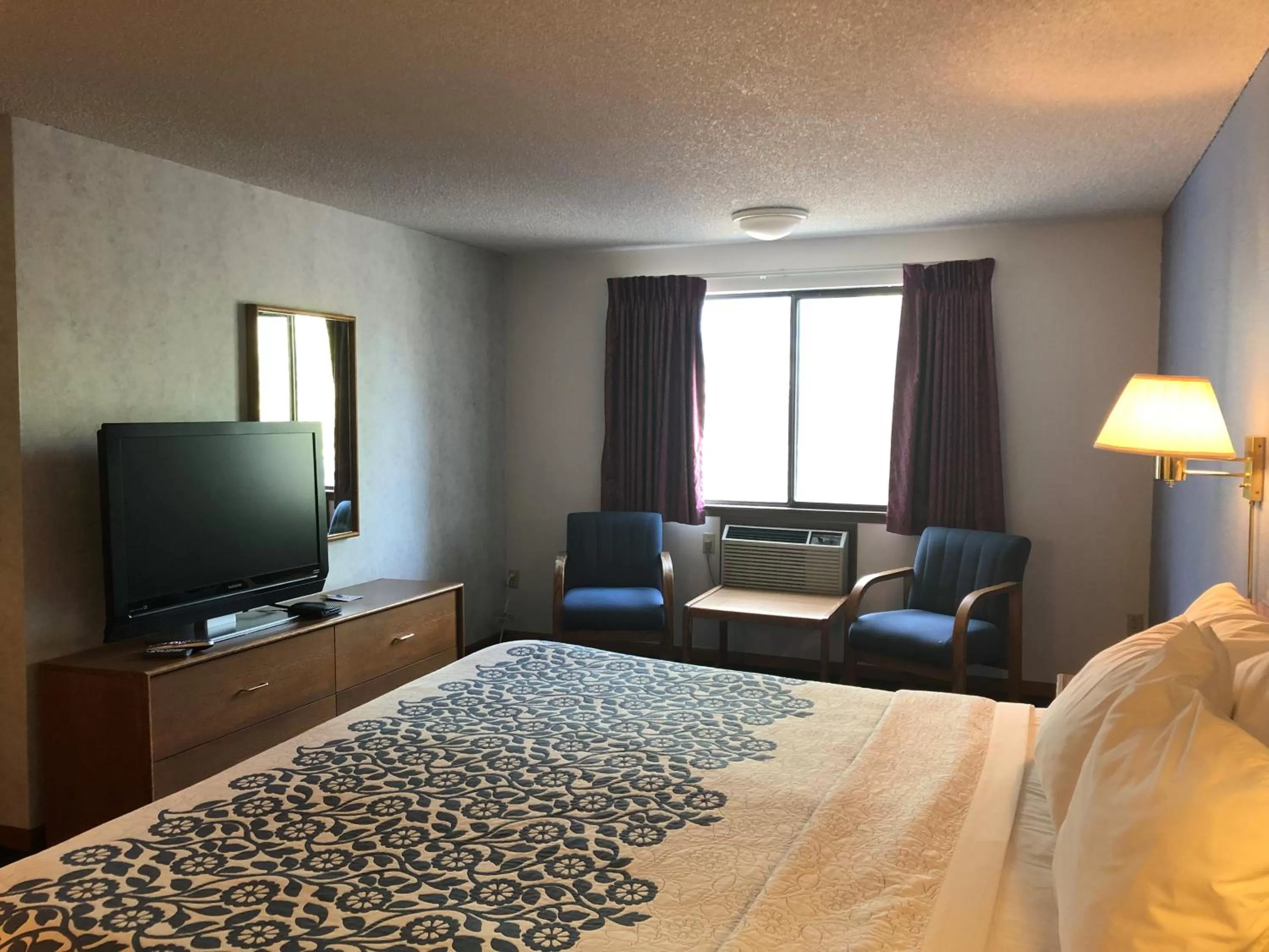 Photo of the whole room, Bed in Days Inn by Wyndham Corvallis
