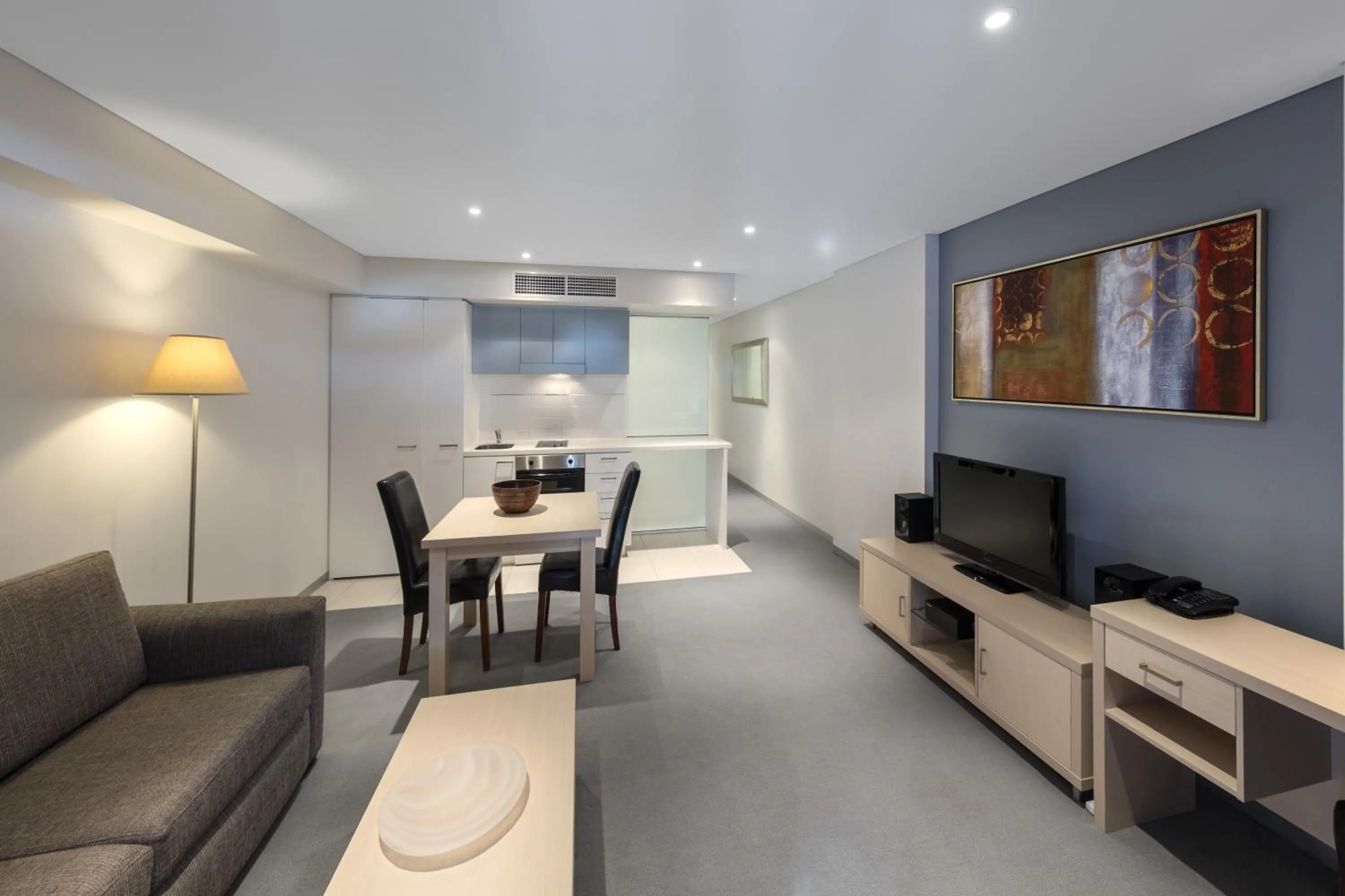 TV and multimedia in Oaks Adelaide Horizons Suites