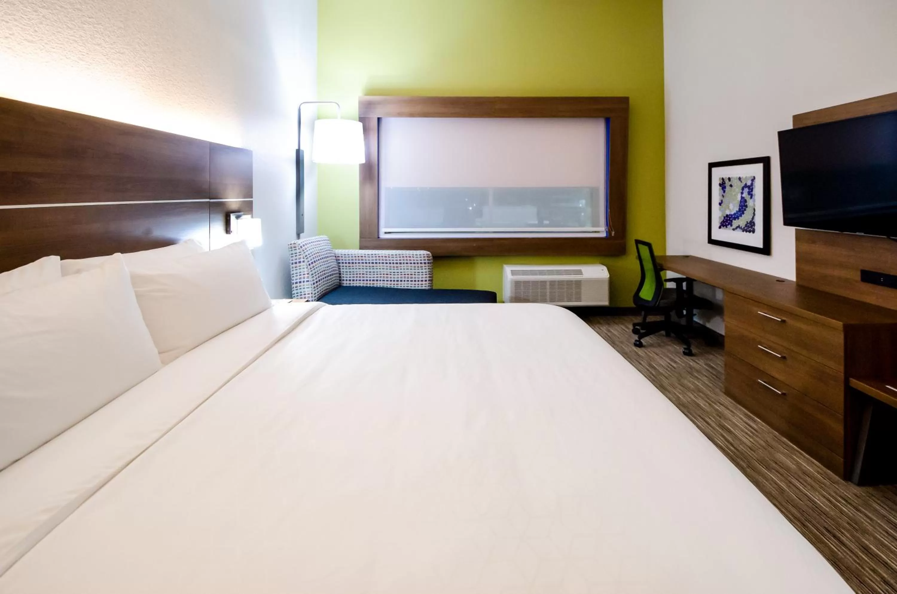 Photo of the whole room, Bed in Holiday Inn Express & Suites Taylor by IHG